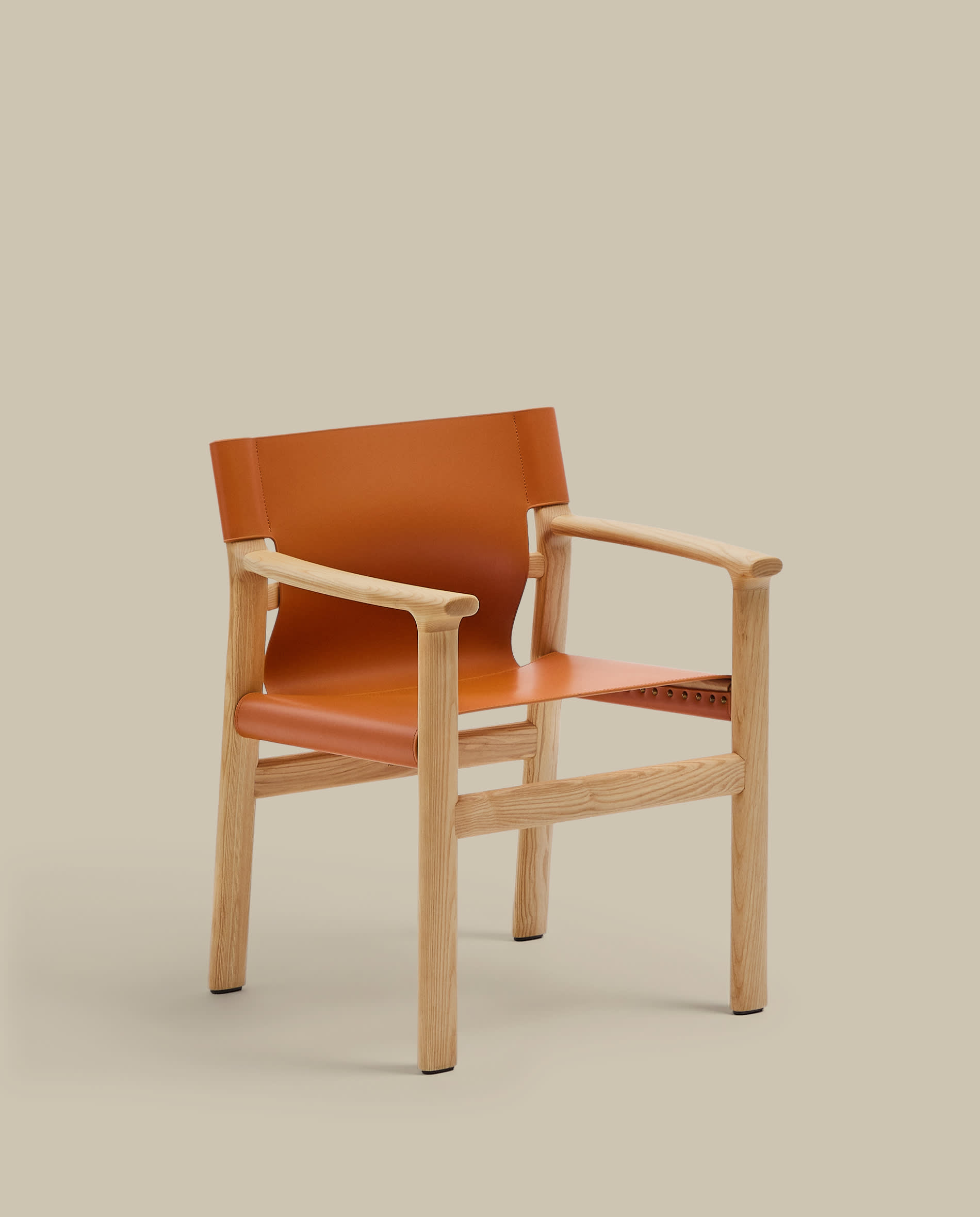 Jan chair made of light brown recycled leather fibres and FSC 100% solid ash wood with natural tone finish
