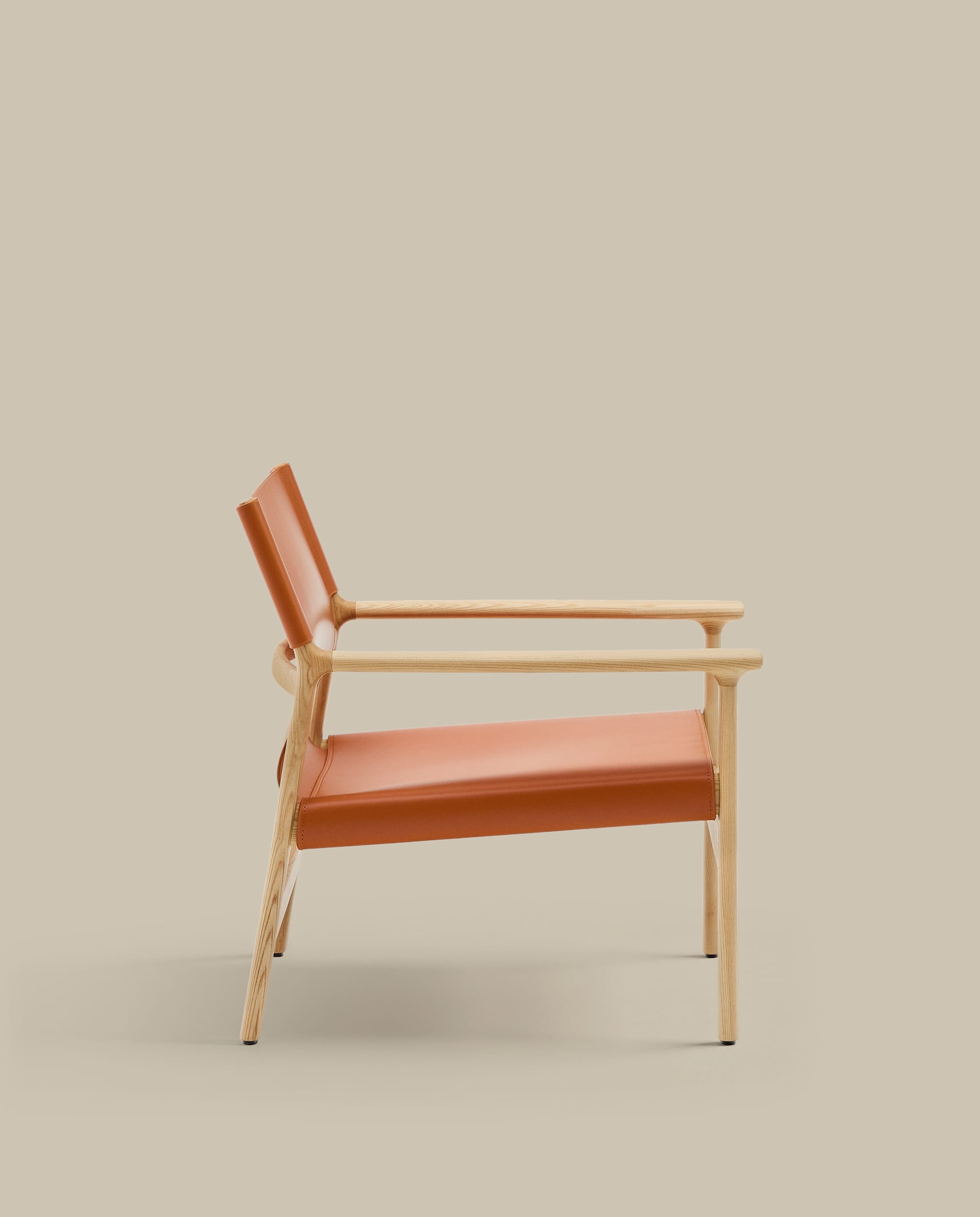 Jan armchair made of light brown recycled leather fibres and FSC 100% solid ash wood with natural tone finish
