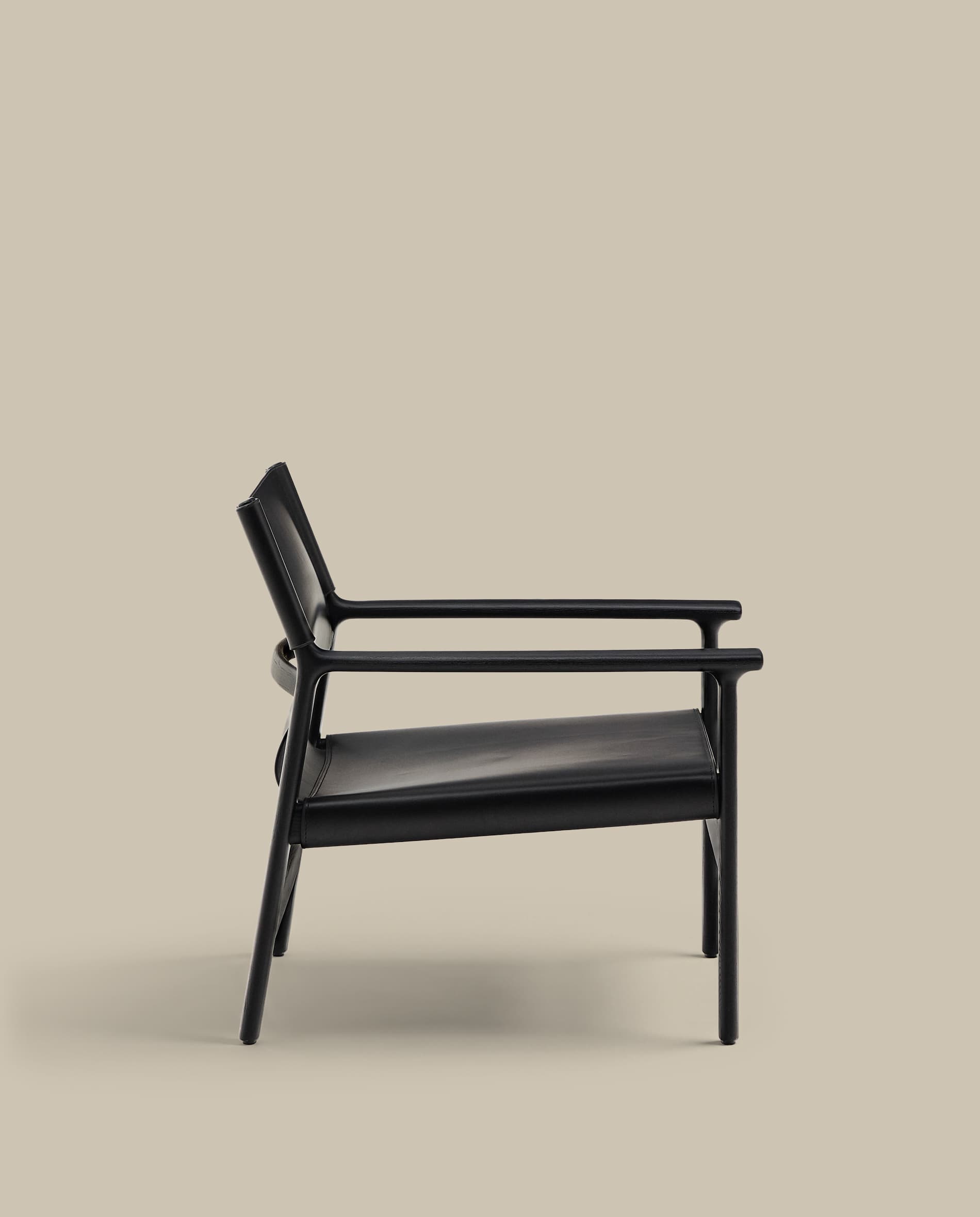 Jan armchair made of black recycled leather fibres and FSC 100% solid ash wood with black finish