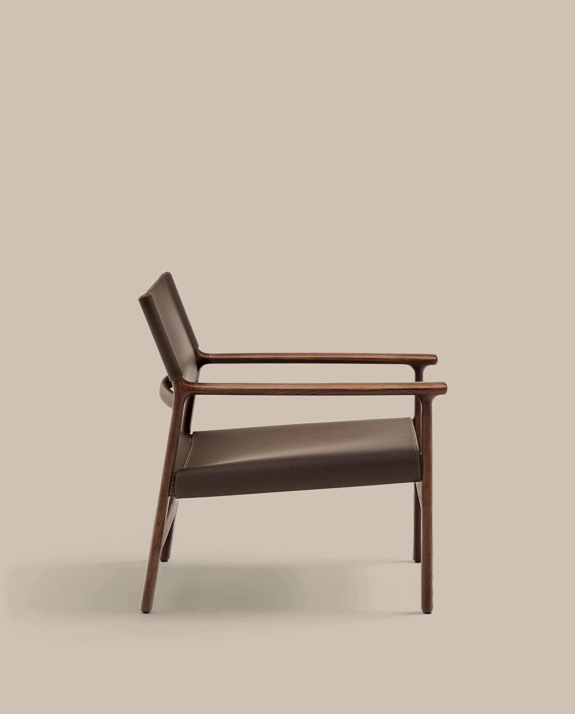 Jan armchair made of dark brown recycled leather fibres and FSC 100% solid ash wood with walnut-coloured finish