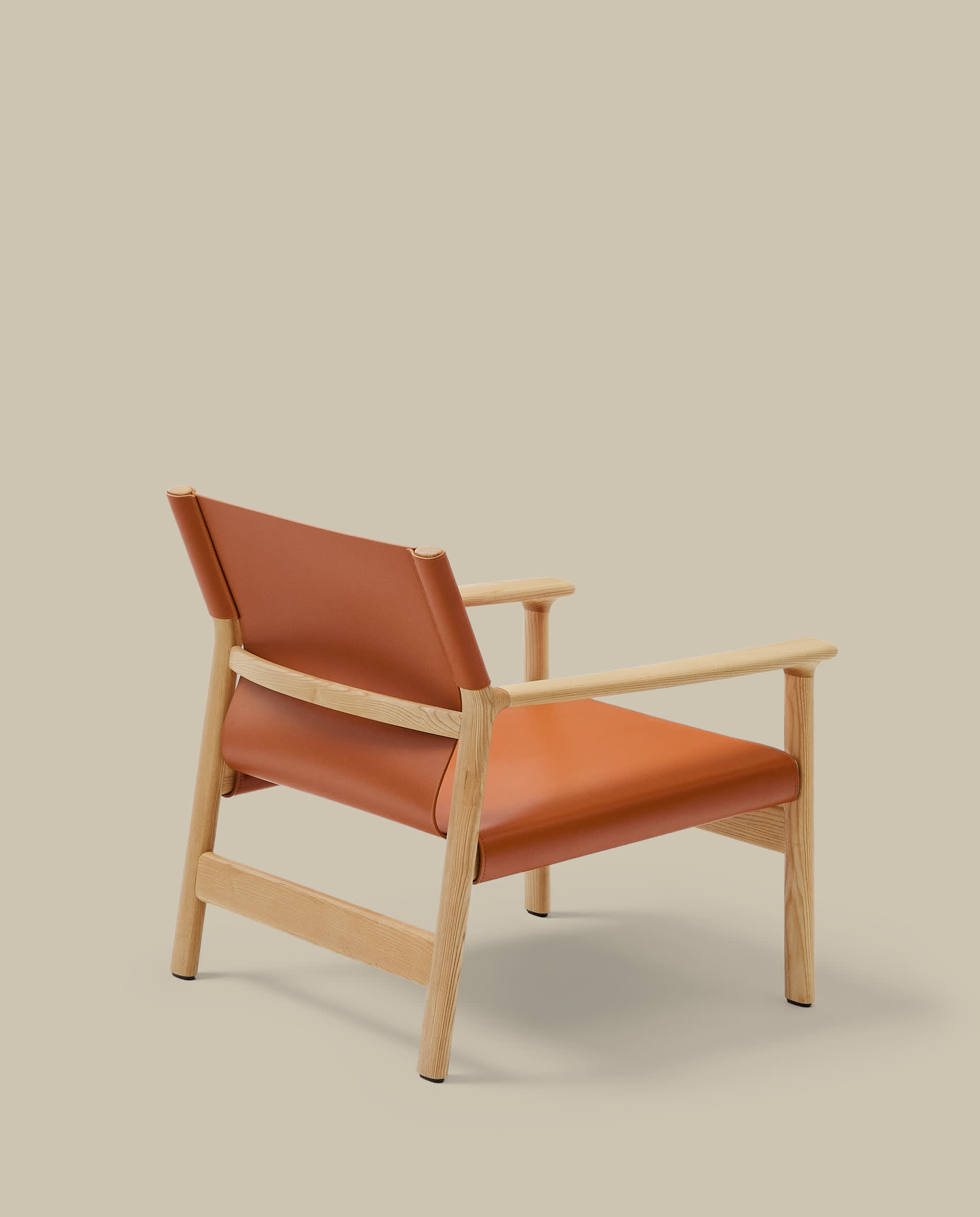 Jan armchair made of light brown recycled leather fibres and FSC 100% solid ash wood with natural tone finish