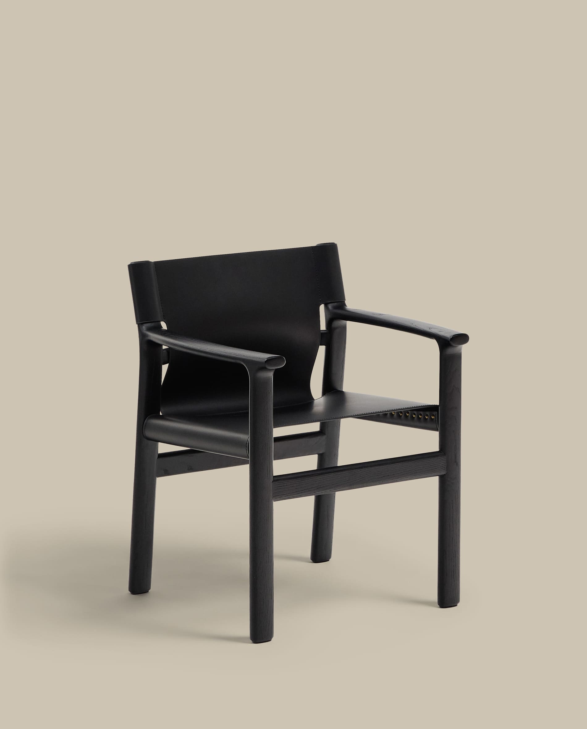 Jan chair made of black recycled leather fibres and FSC 100% solid ash wood with black finish