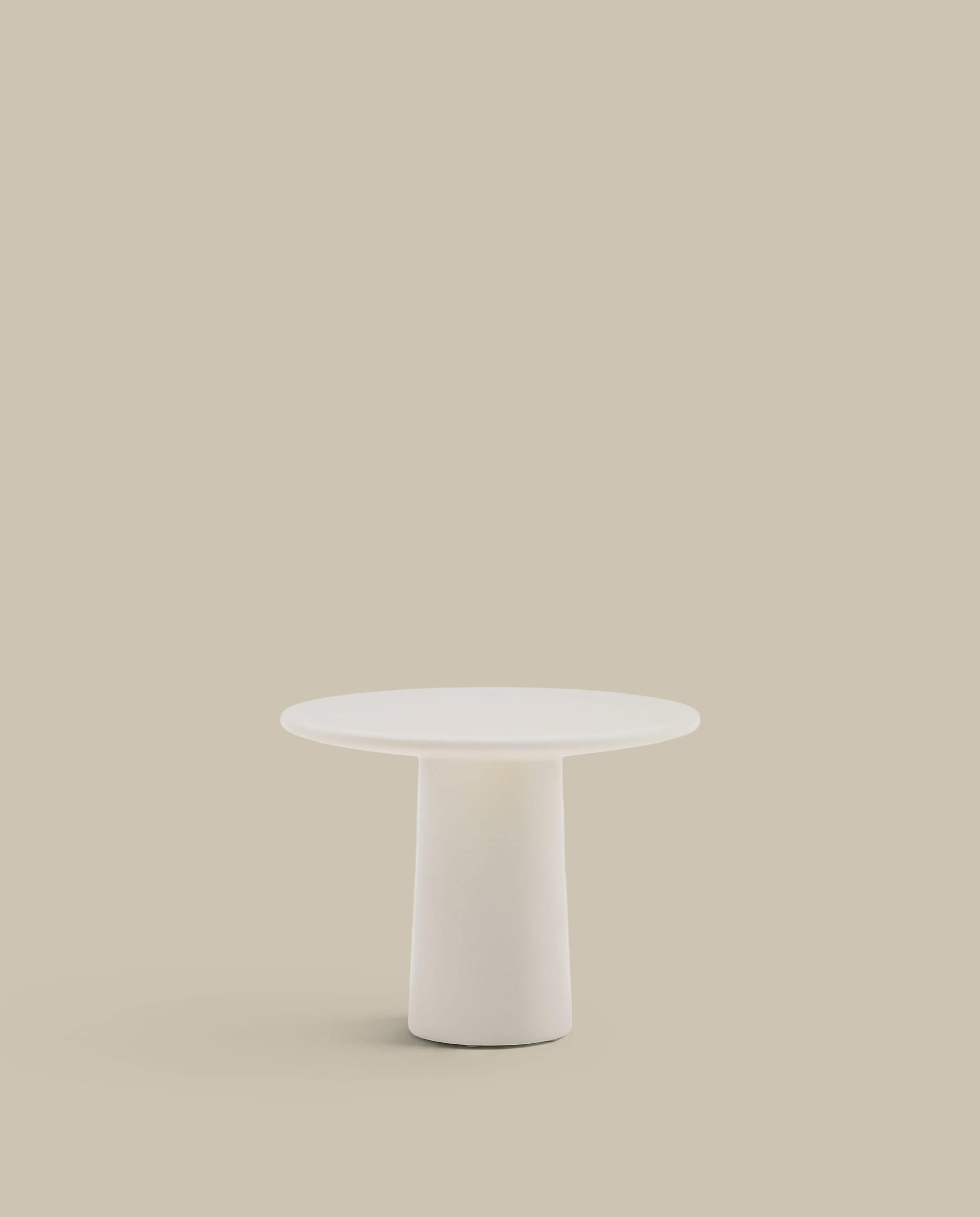Albanella coffee table in cement with glossy white finish Ø65cm