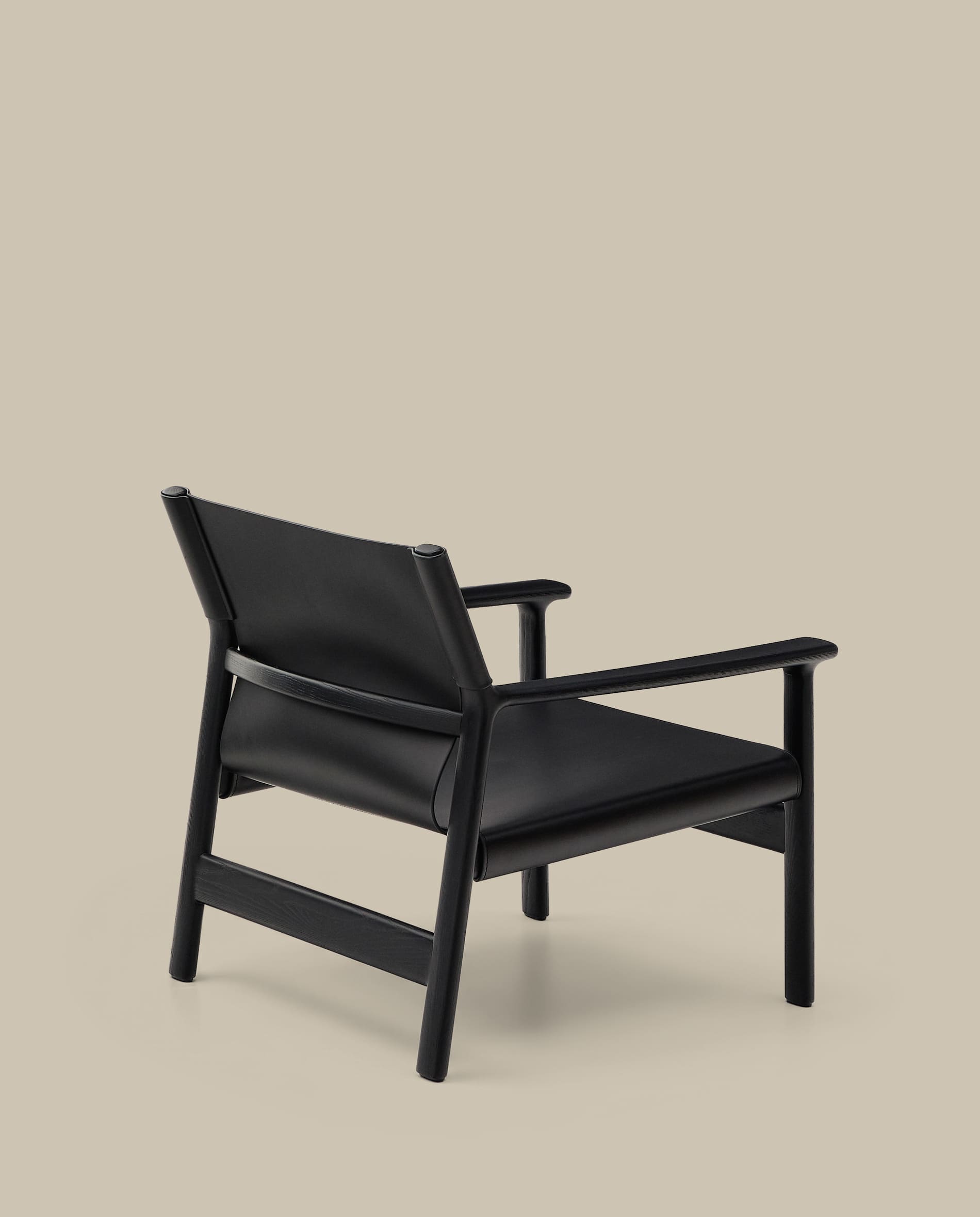 Jan armchair made of black recycled leather fibres and FSC 100% solid ash wood with black finish