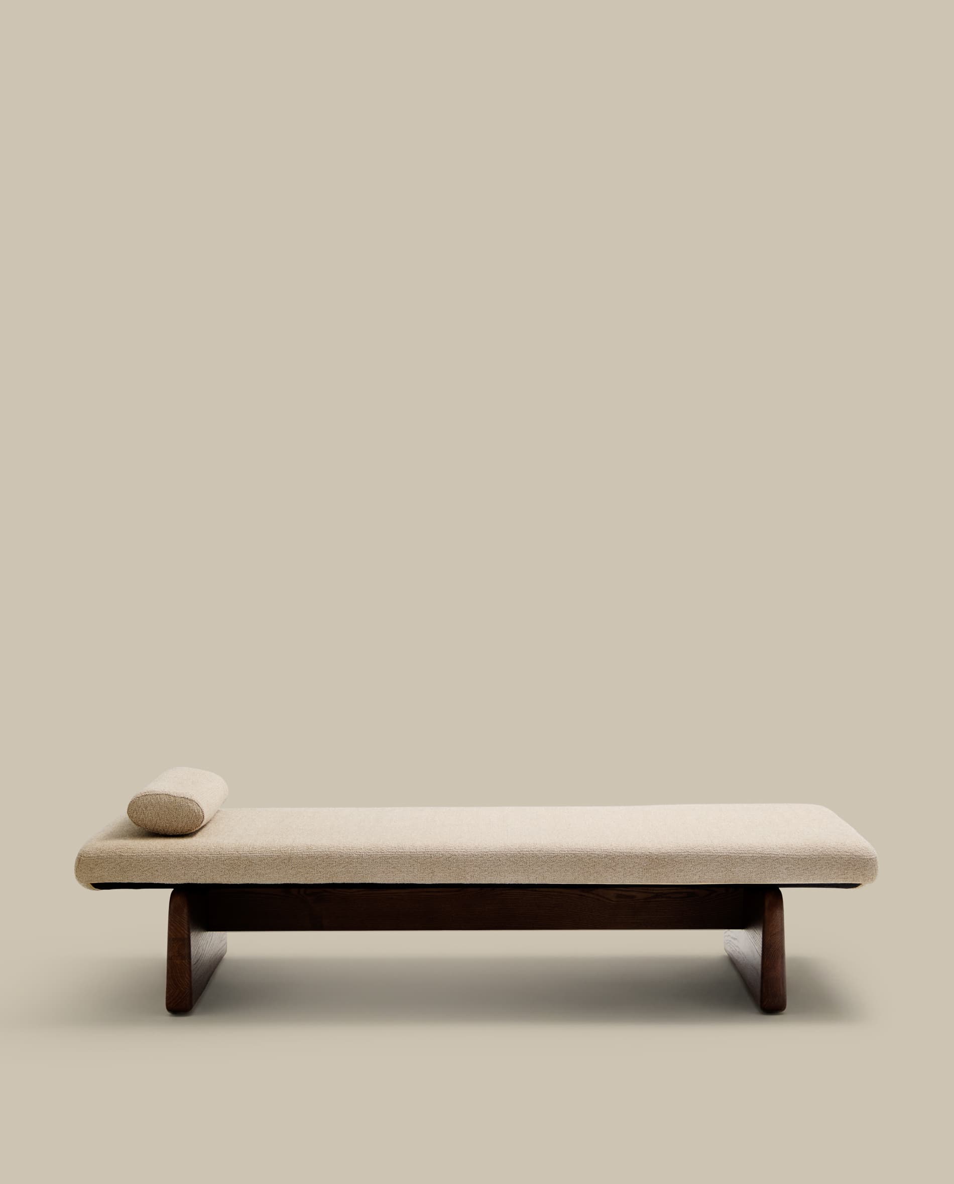 Topaz divan in beige chenille with solid ash wood in a walnut finish, 200 cm FSC 100%