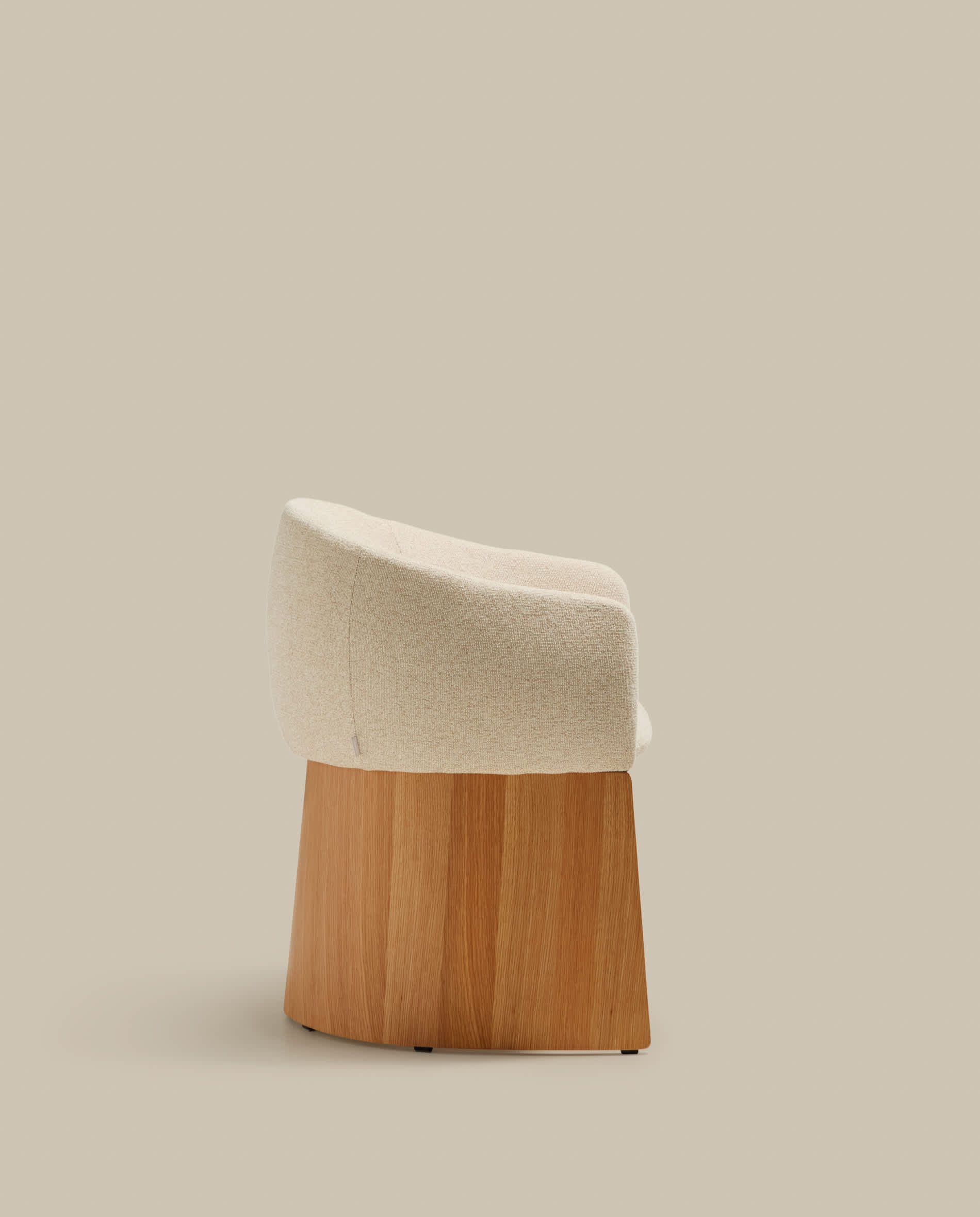 Bosca chair in beige chenille and oak veneer FSC 100%