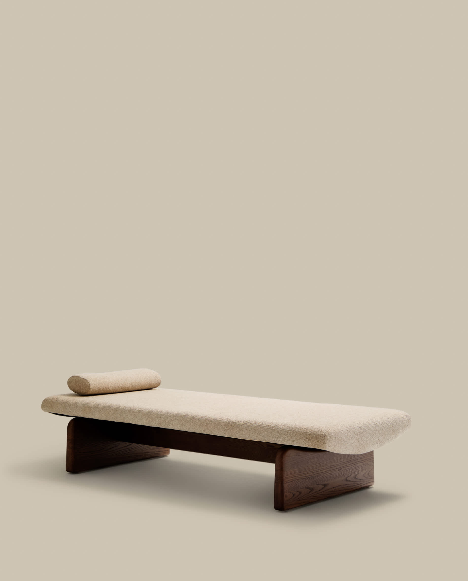 Topaz divan in beige chenille with solid ash wood in a walnut finish, 200 cm FSC 100%
