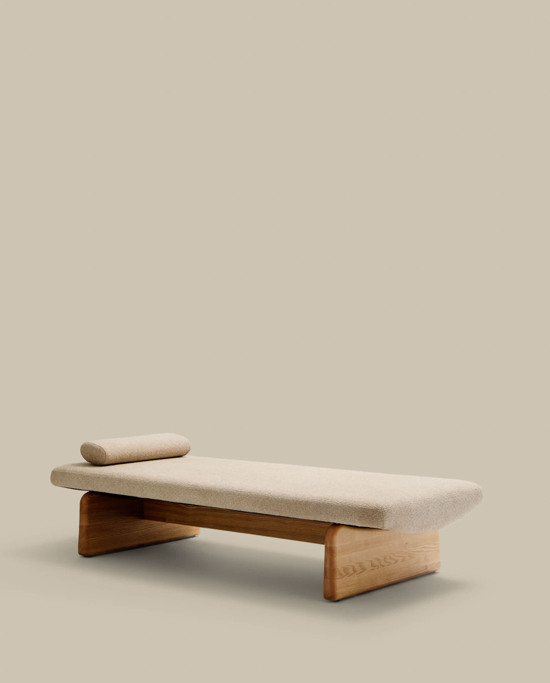 Topaz divan in beige chenille with solid ash wood in a natural finish, 200 cm FSC 100%