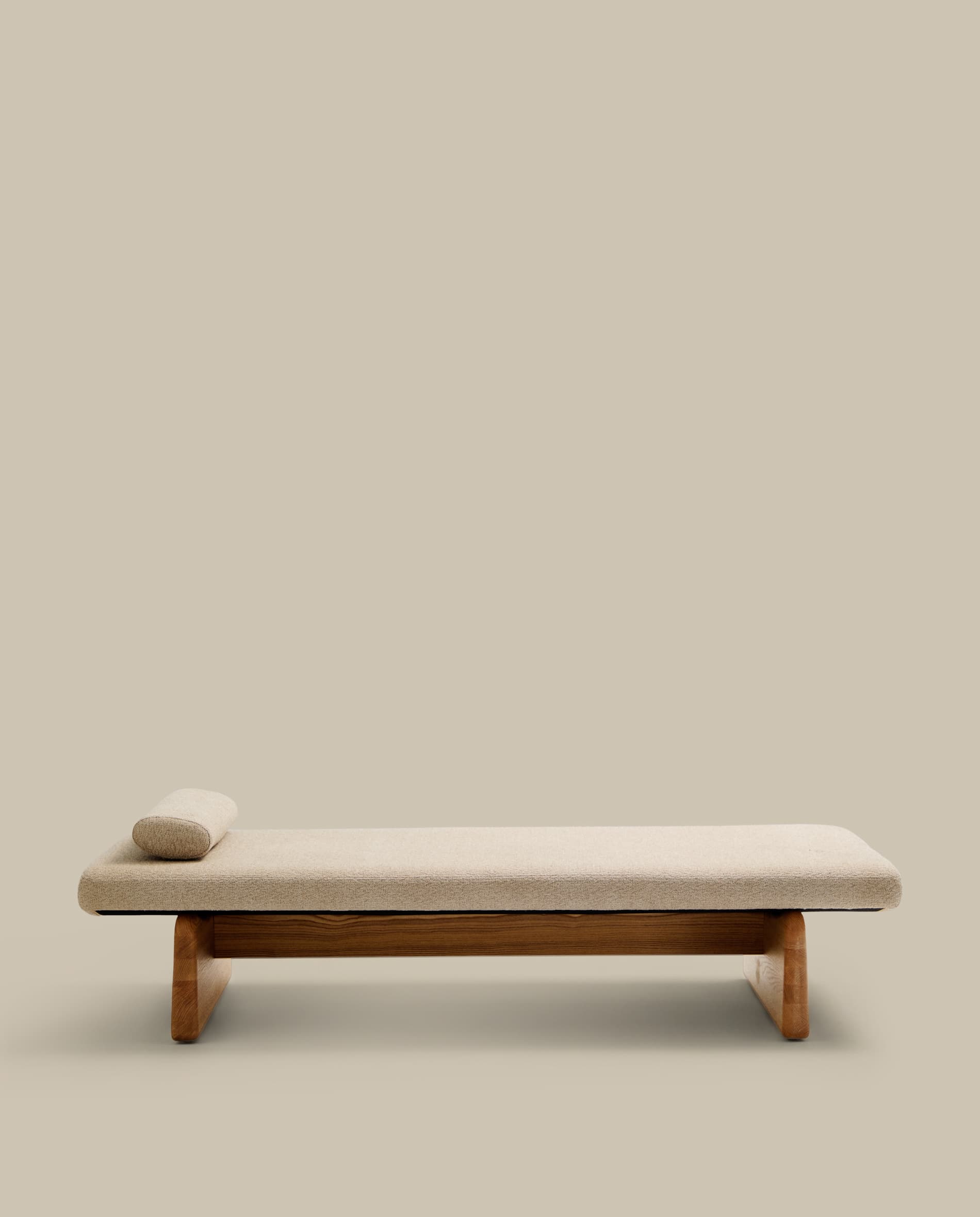 Topaz divan in beige chenille with solid ash wood in a natural finish, 200 cm FSC 100%