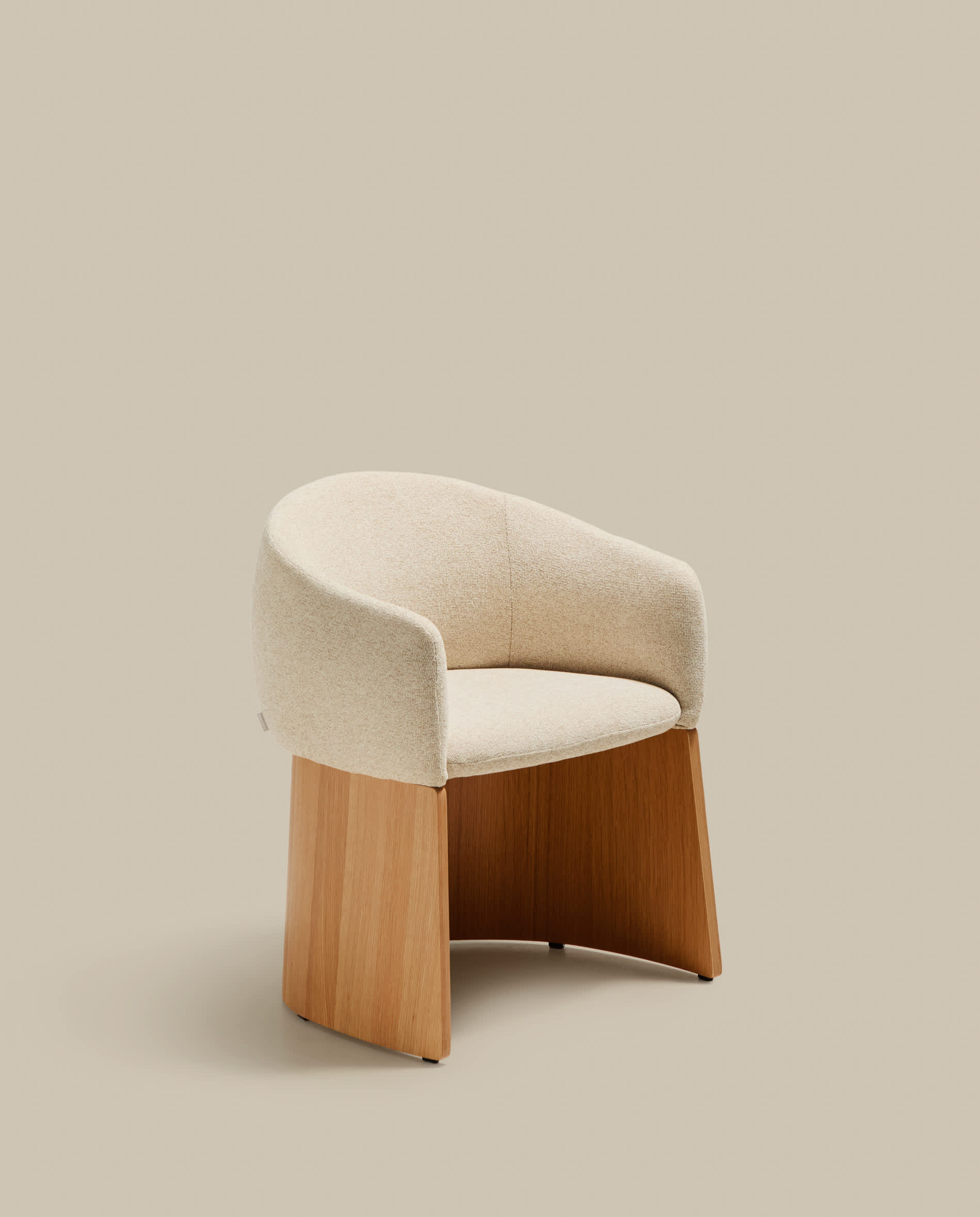 Bosca chair in beige chenille and oak veneer FSC 100%