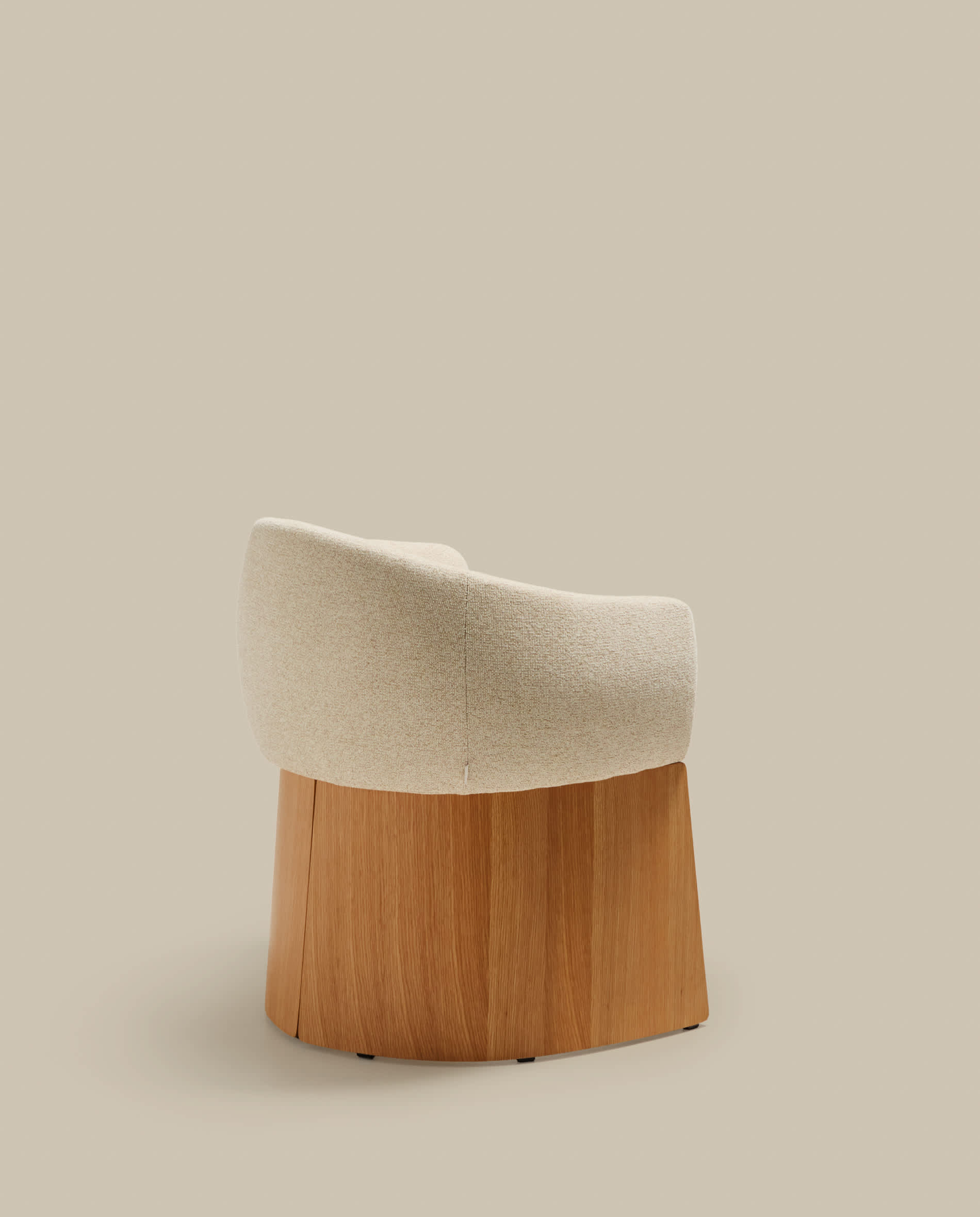 Bosca chair in beige chenille and oak veneer FSC 100%