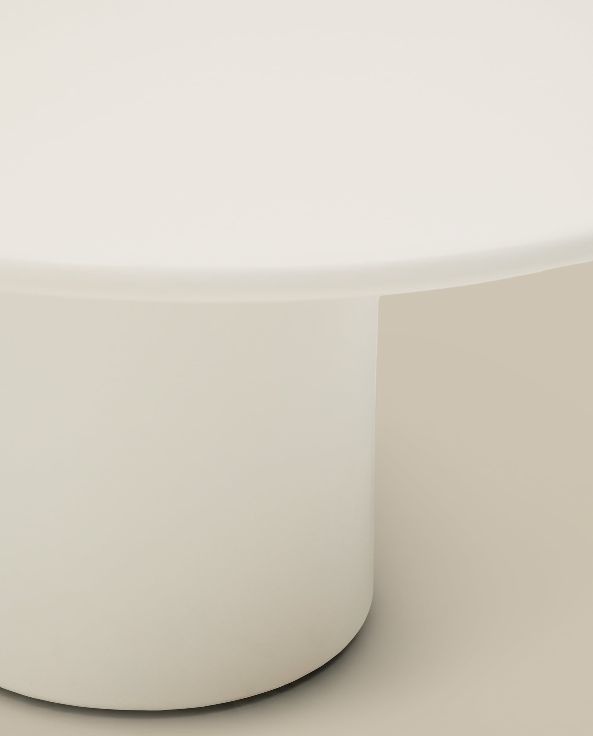 Albanella coffee table in cement with glossy white finish Ø85cm