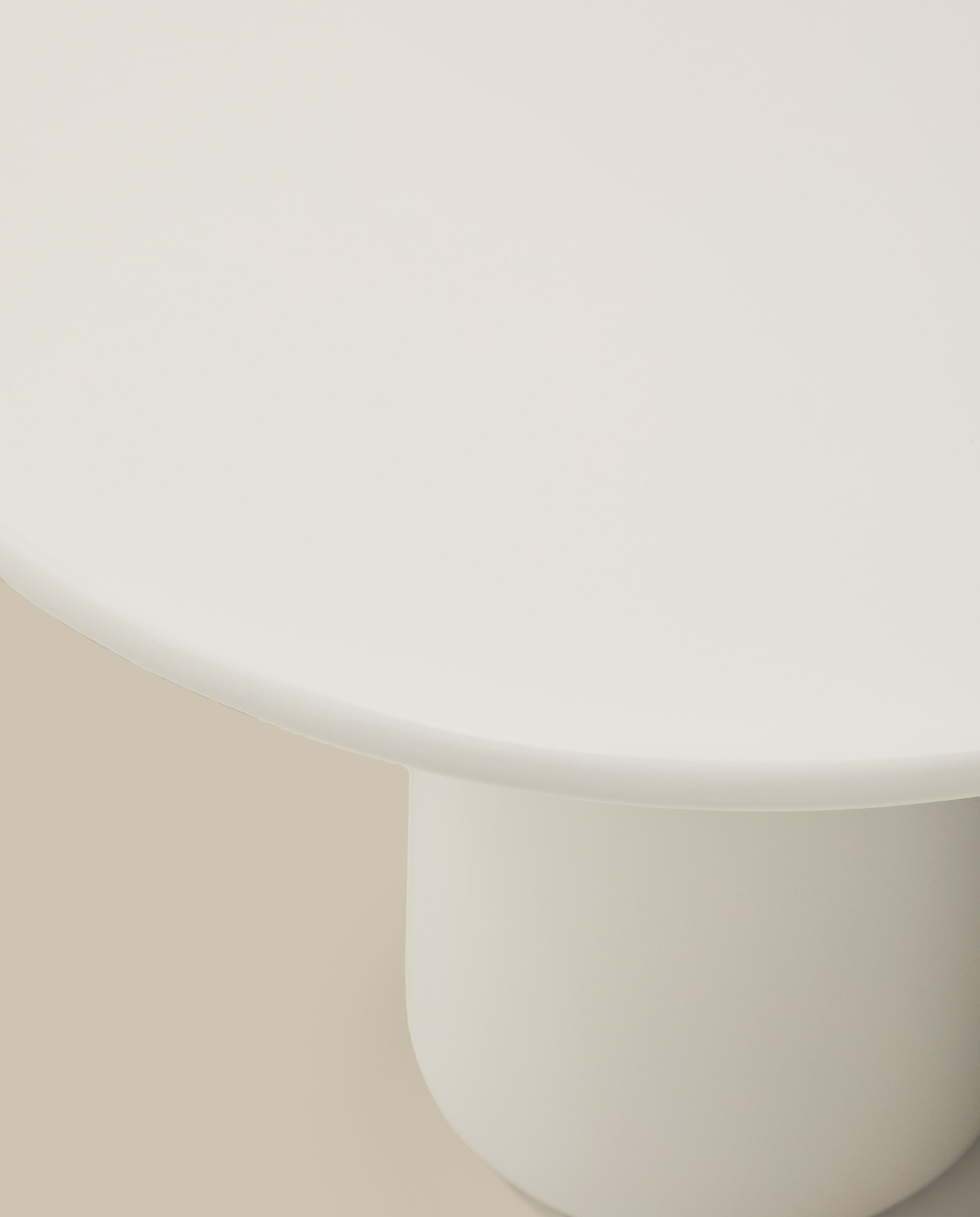 Albanella coffee table in cement with glossy white finish Ø65cm