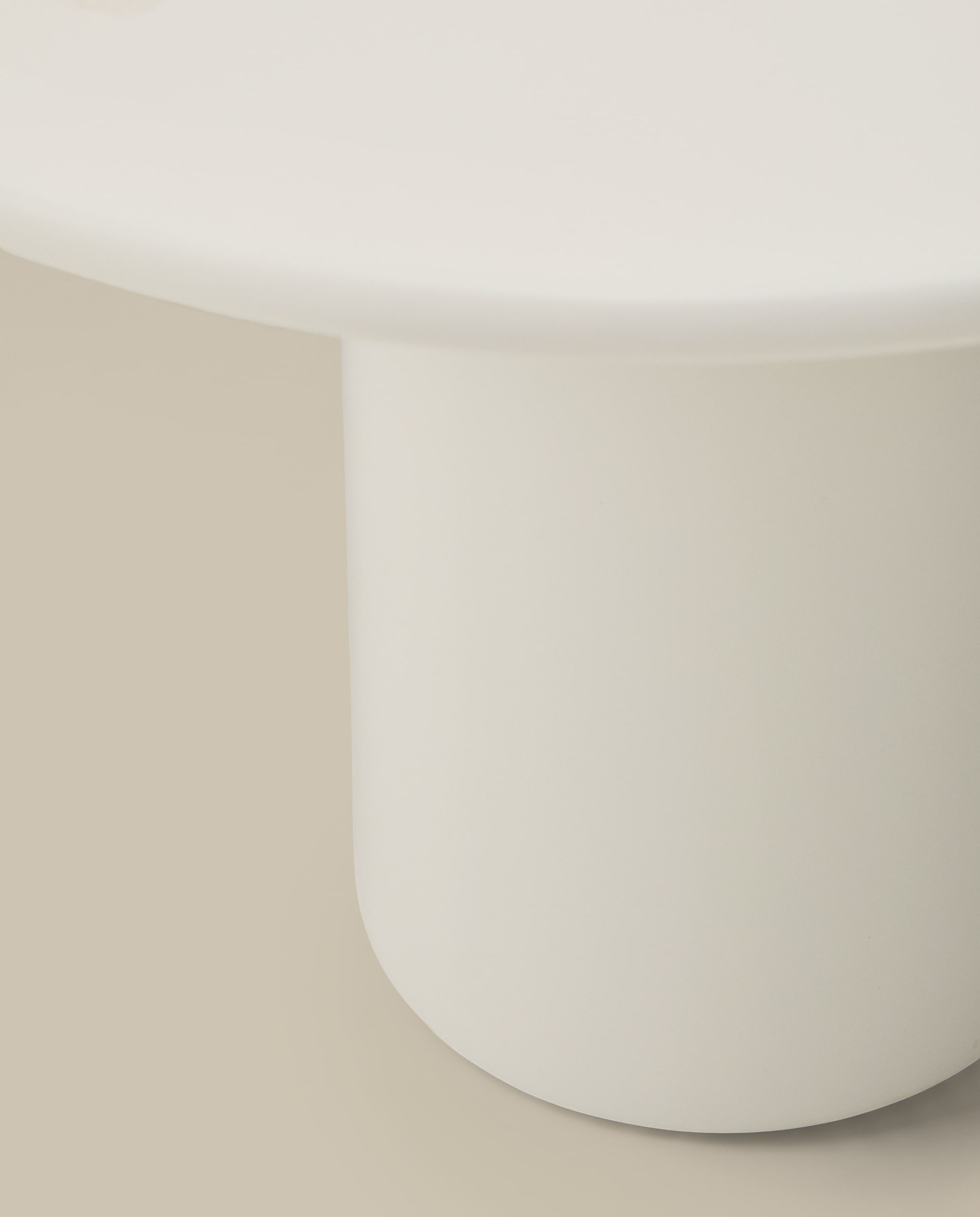 Albanella coffee table in cement with glossy white finish Ø65cm