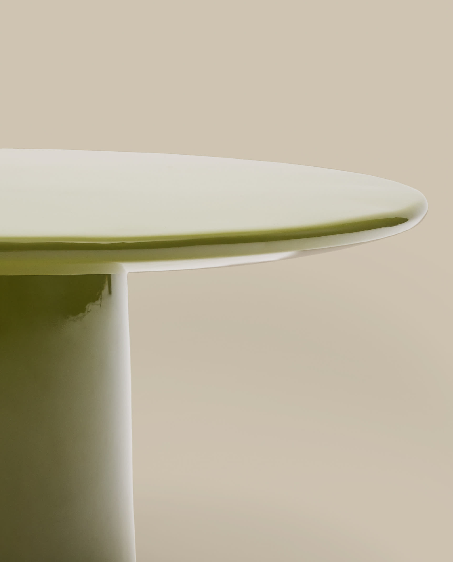 Albanella coffee table in cement with glossy green finish Ø85cm