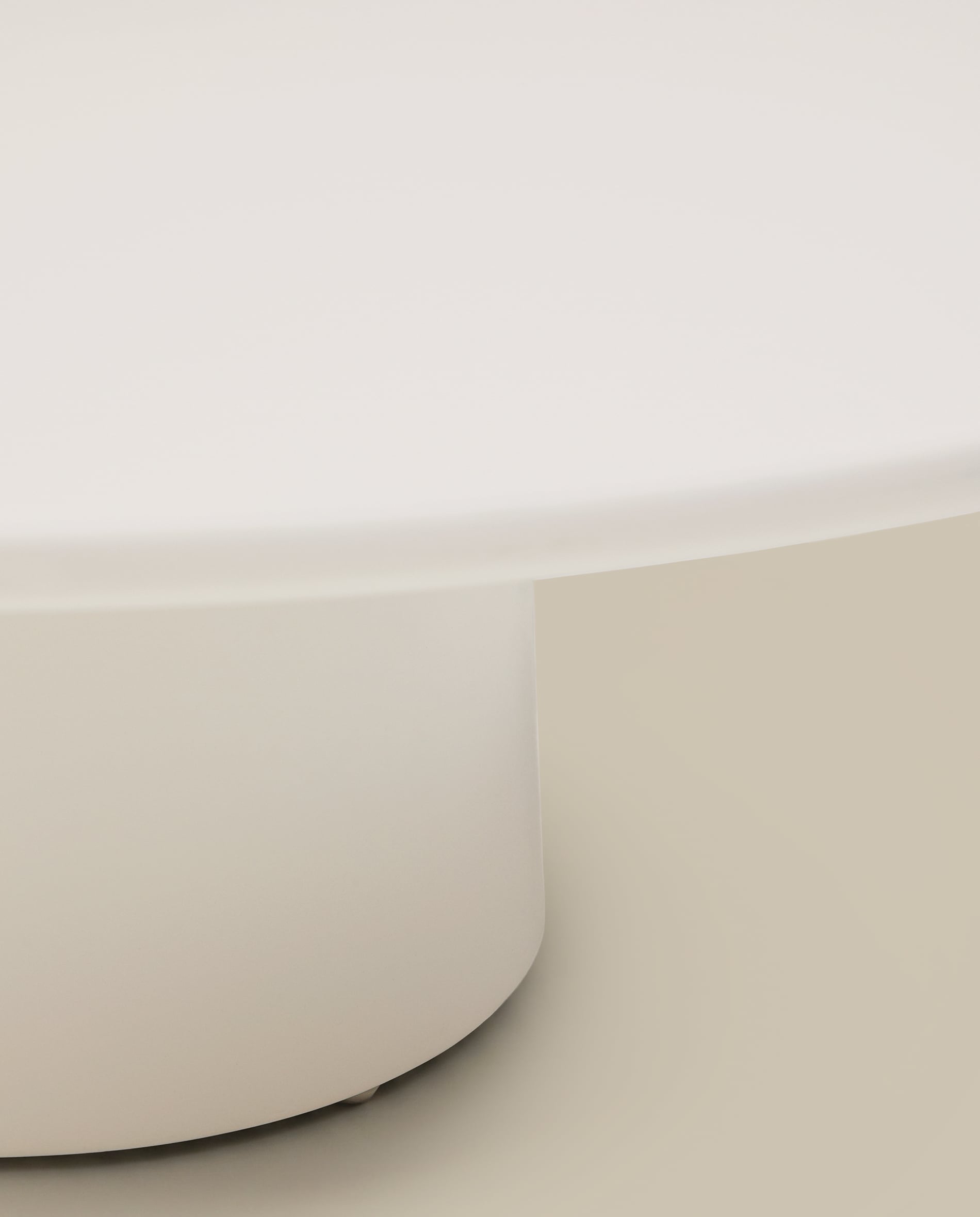 Albanella coffee table in cement with glossy white finish Ø110cm
