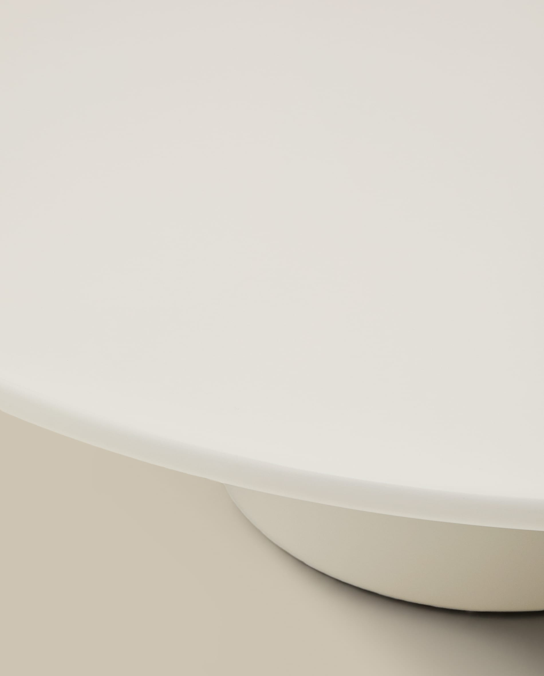 Albanella coffee table in cement with glossy white finish Ø110cm