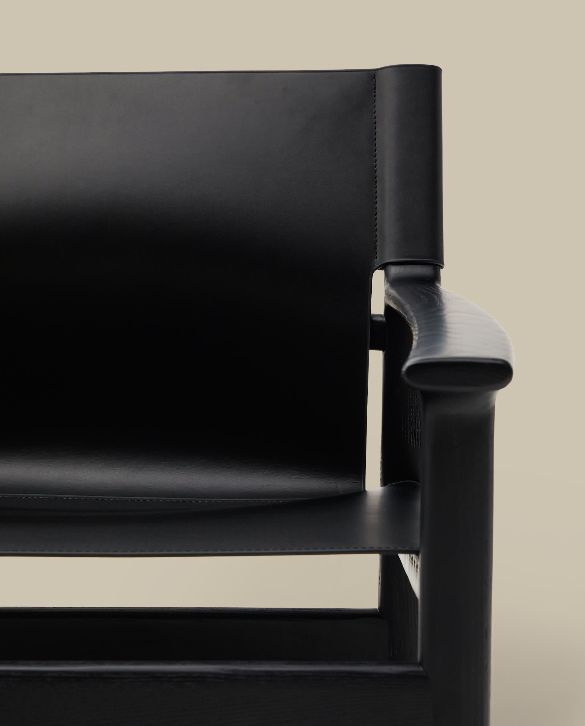 Jan armchair made of black recycled leather fibres and FSC 100% solid ash wood with black finish