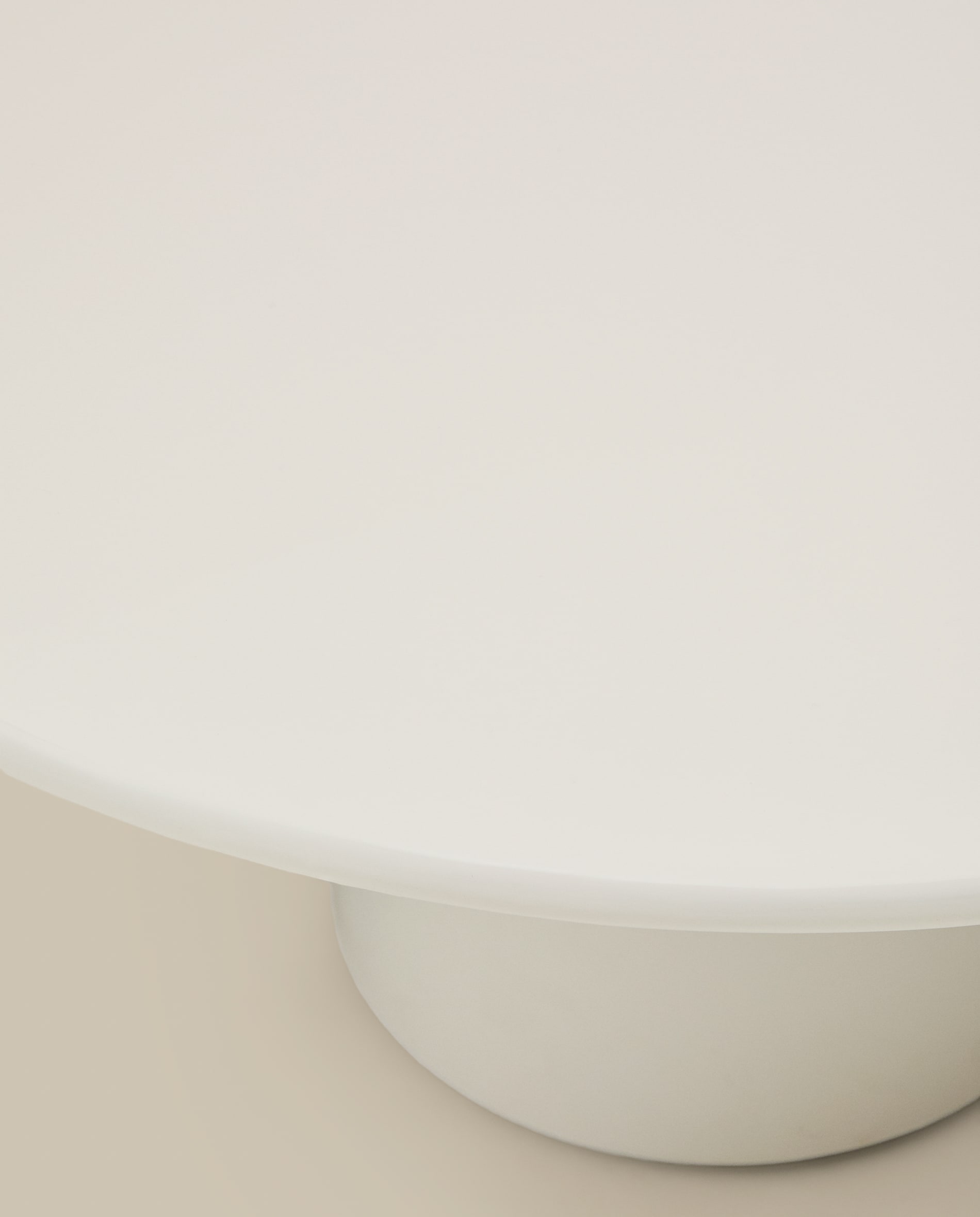 Albanella coffee table in cement with glossy white finish Ø85cm