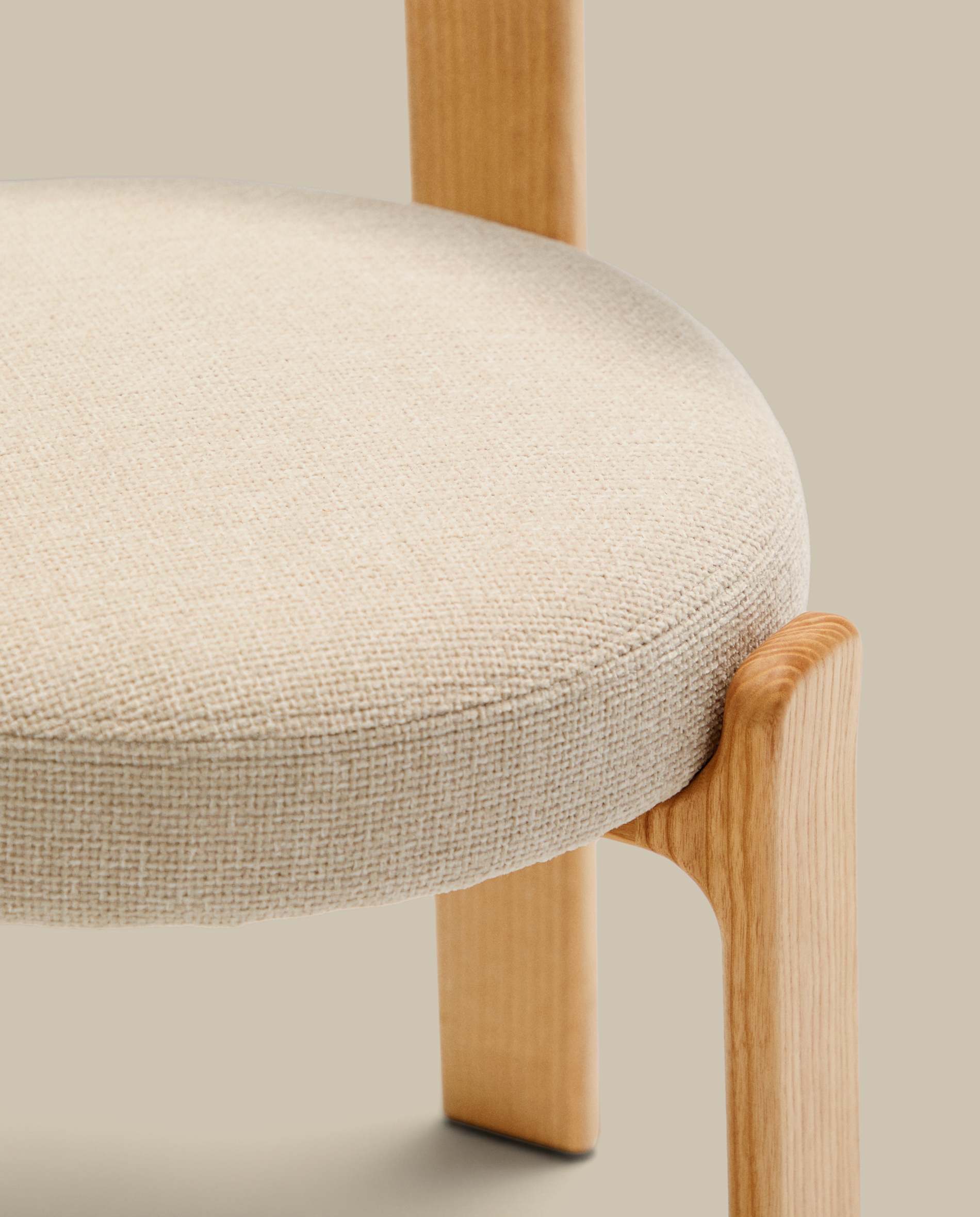 Granite chair in beige chenille and with solid ash wood in a natural tone finish FSC 100%