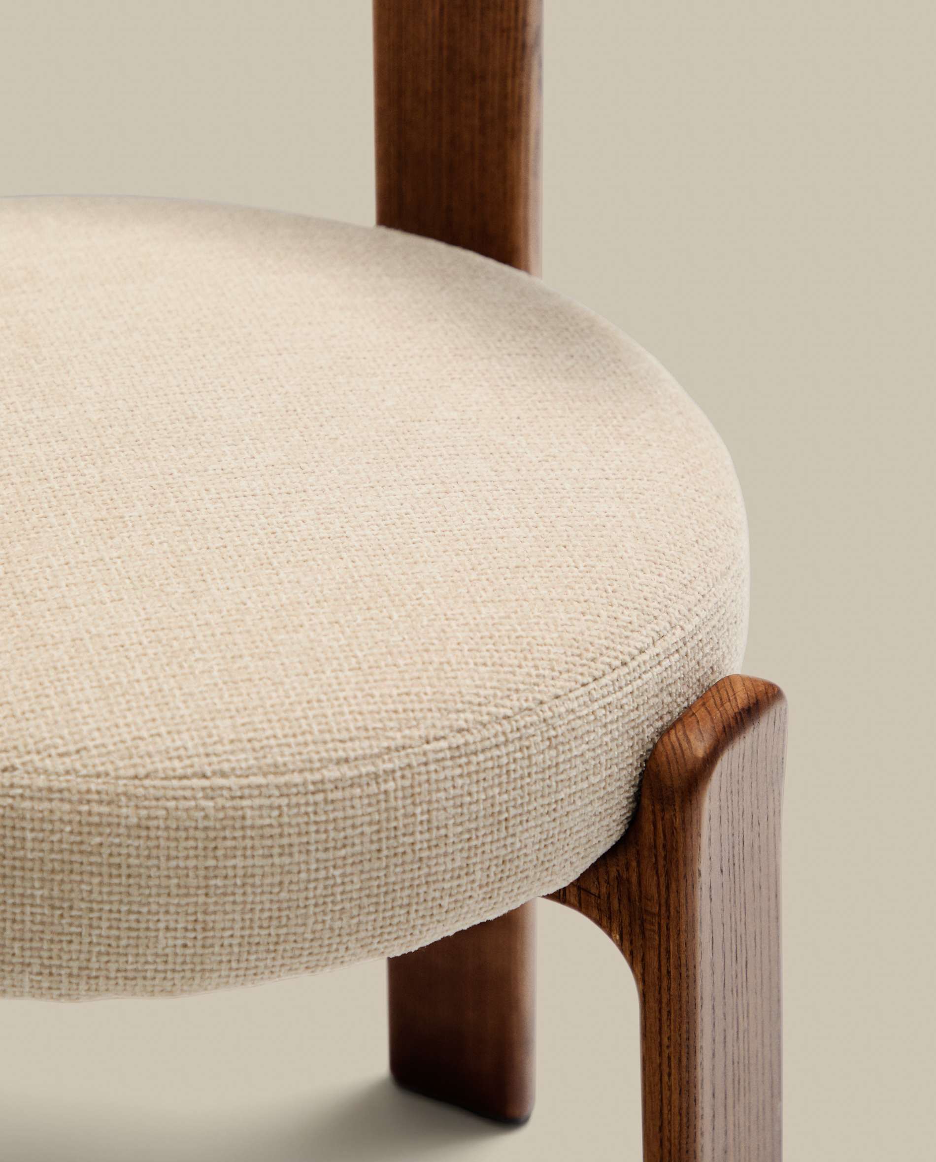 Granite chair in beige chenille and with solid ash wood in a walnut finish FSC 100%