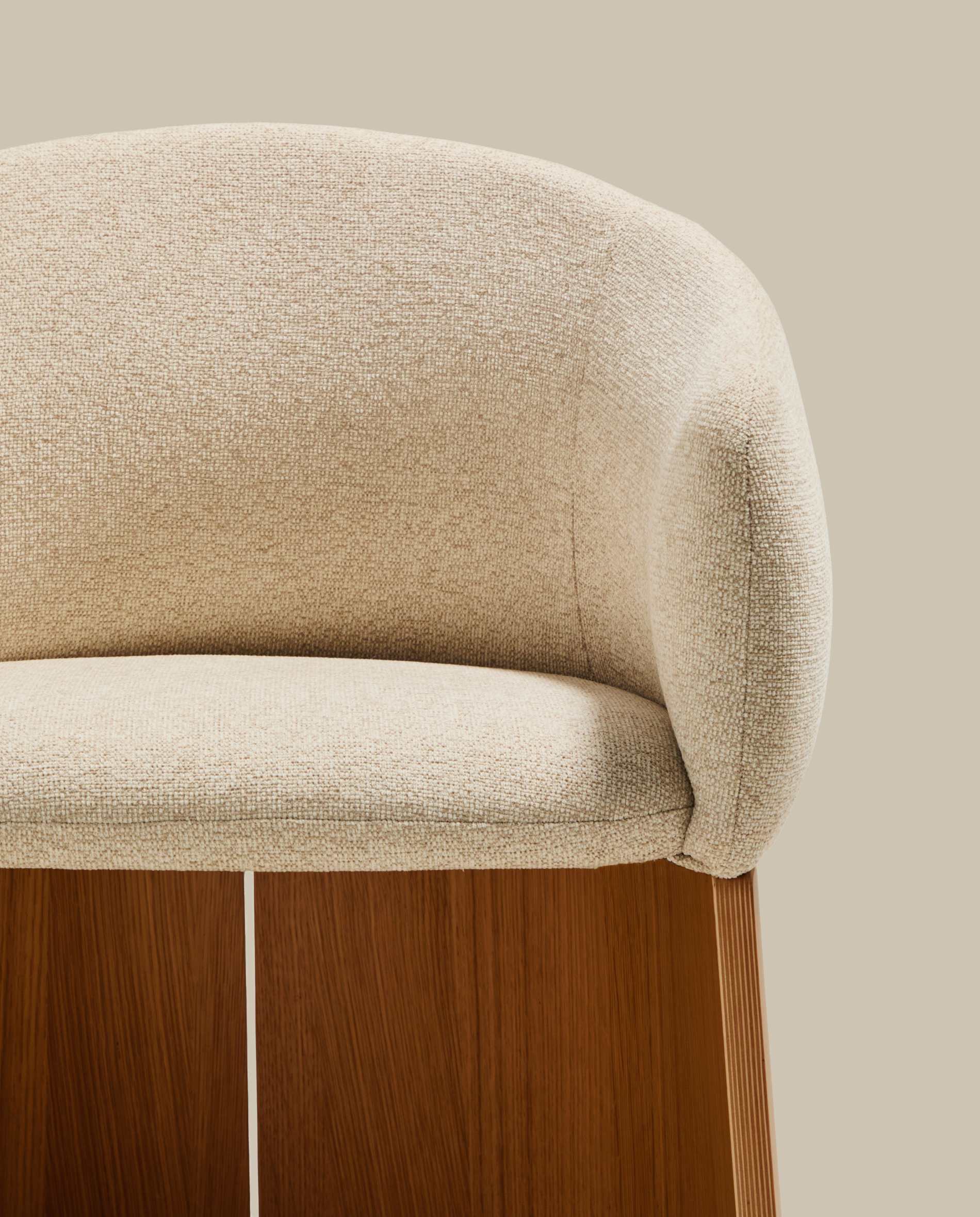 Bosca chair in beige chenille and oak veneer FSC 100%