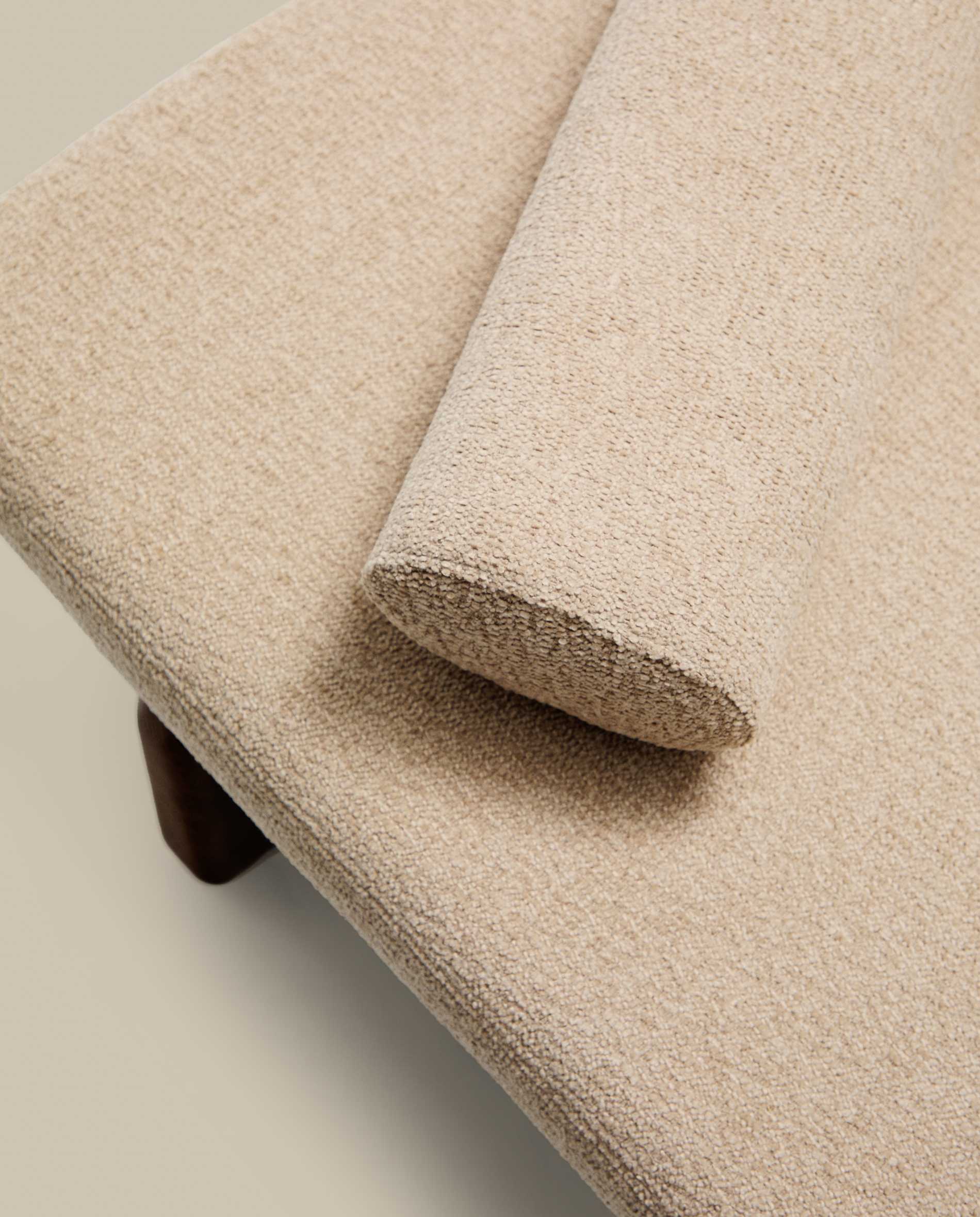 Topaz divan in beige chenille with solid ash wood in a walnut finish, 200 cm FSC 100%