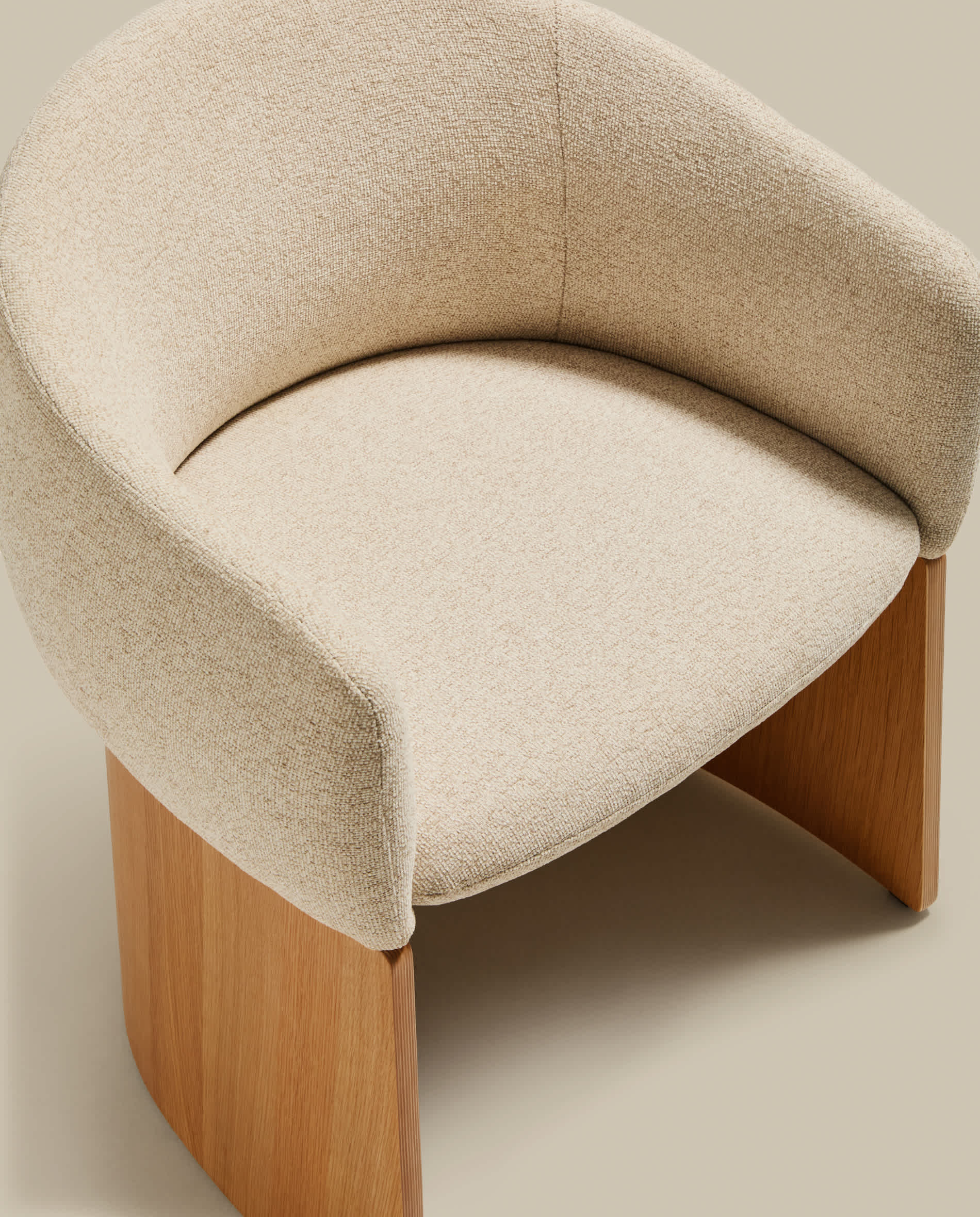 Bosca chair in beige chenille and oak veneer FSC 100%