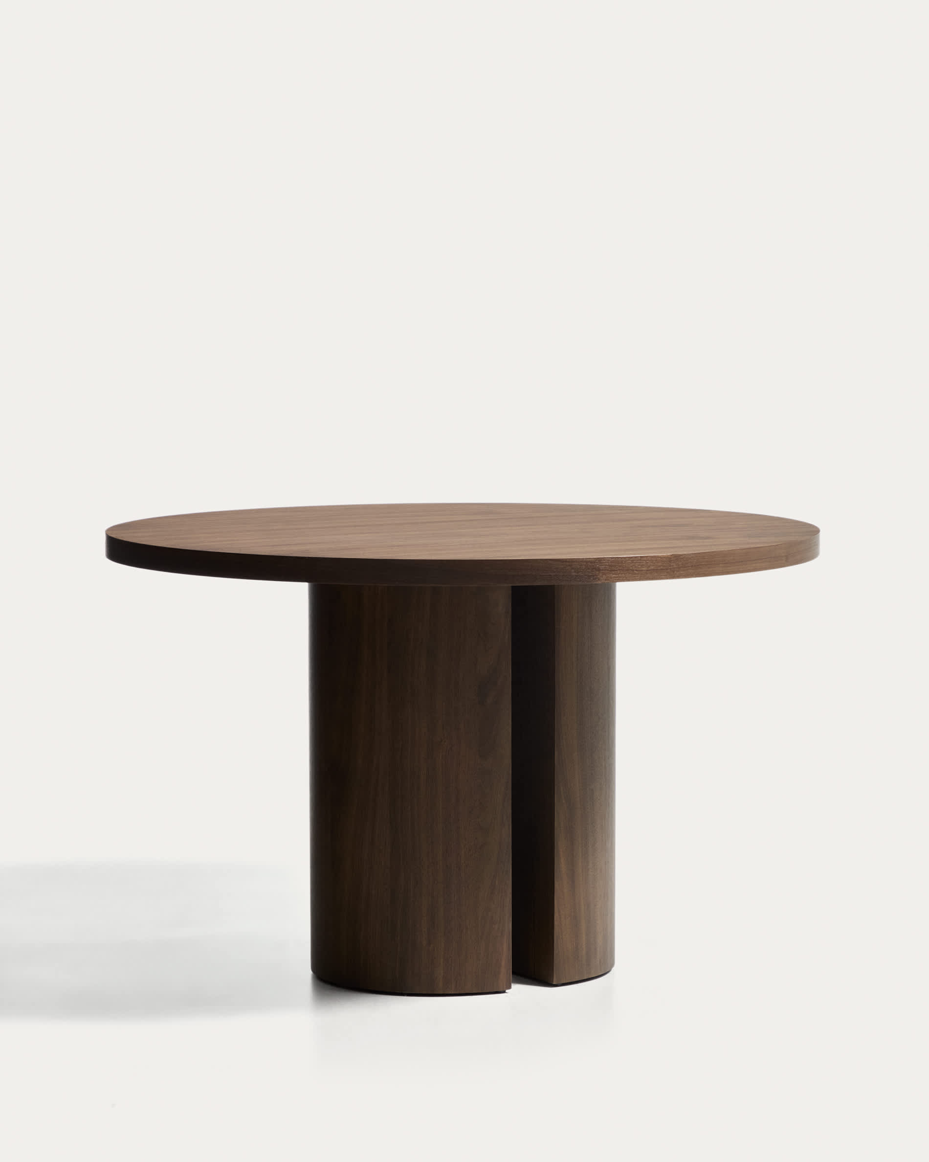 Nealy round table with a walnut veneer in a dark finish, Ø 120 cm