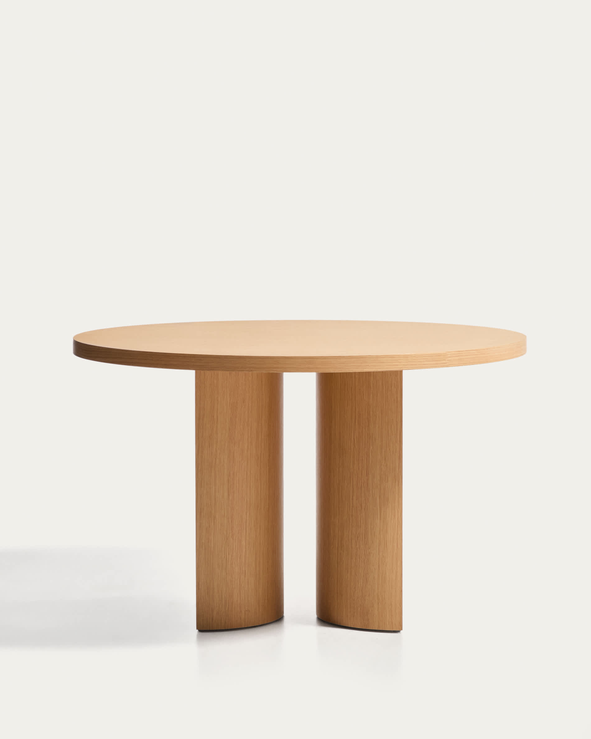 Nealy round table with an oak veneer in a natural finish, Ø 120 cm