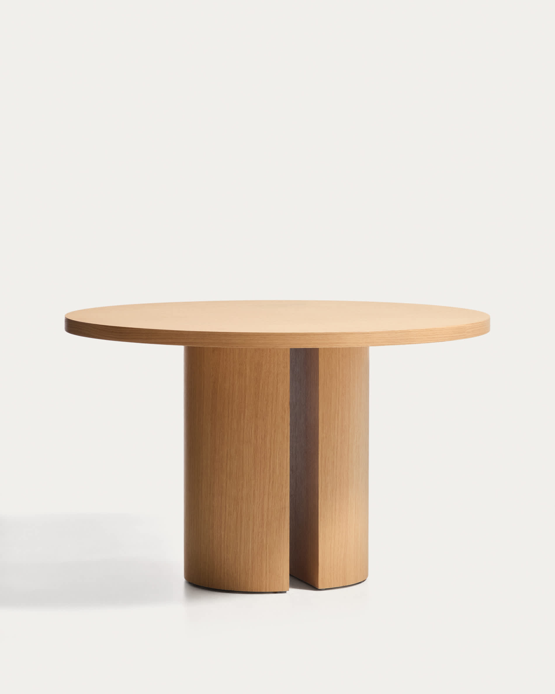 Nealy round table with an oak veneer in a natural finish, Ø 120 cm