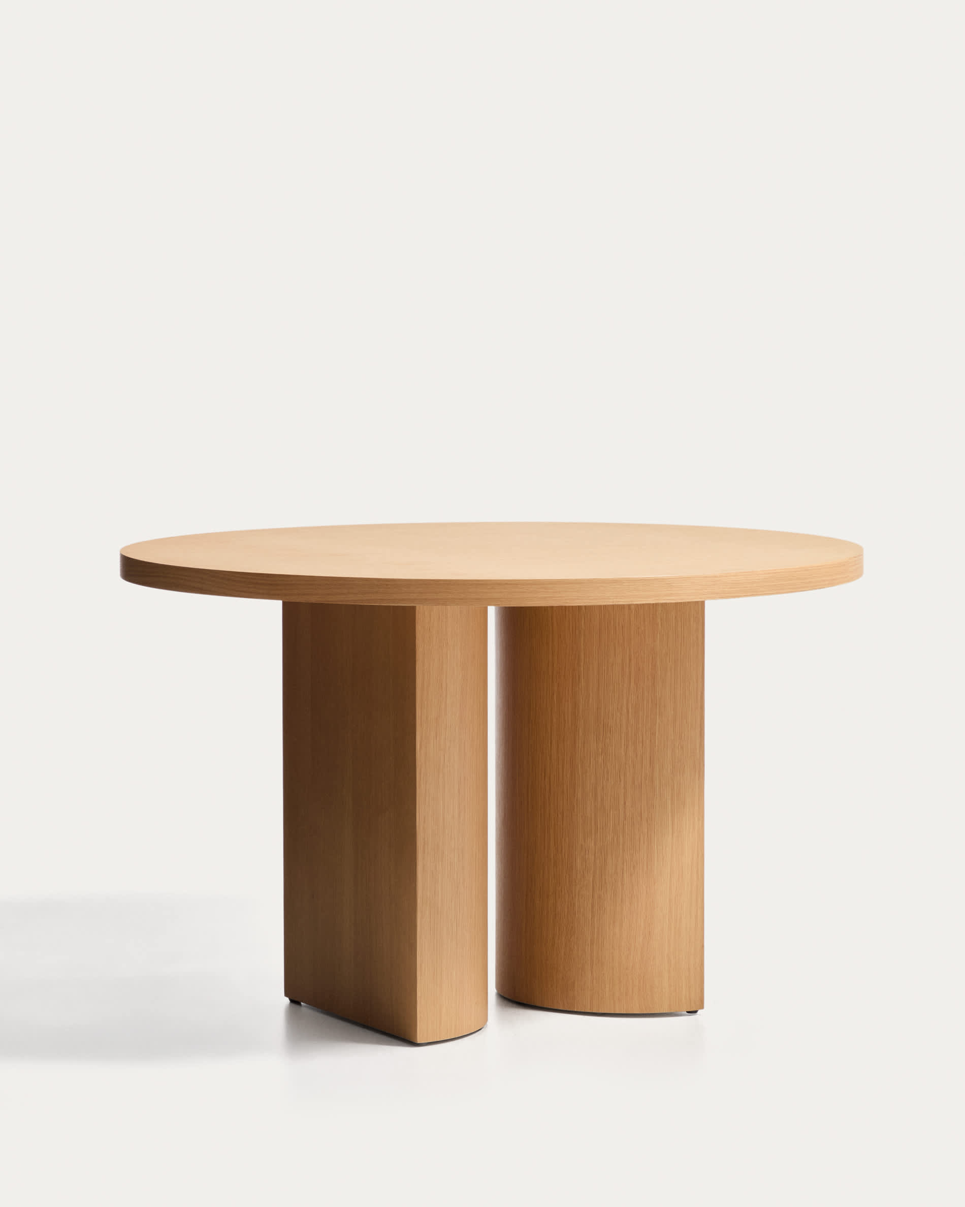 Nealy round table with an oak veneer in a natural finish, Ø 120 cm