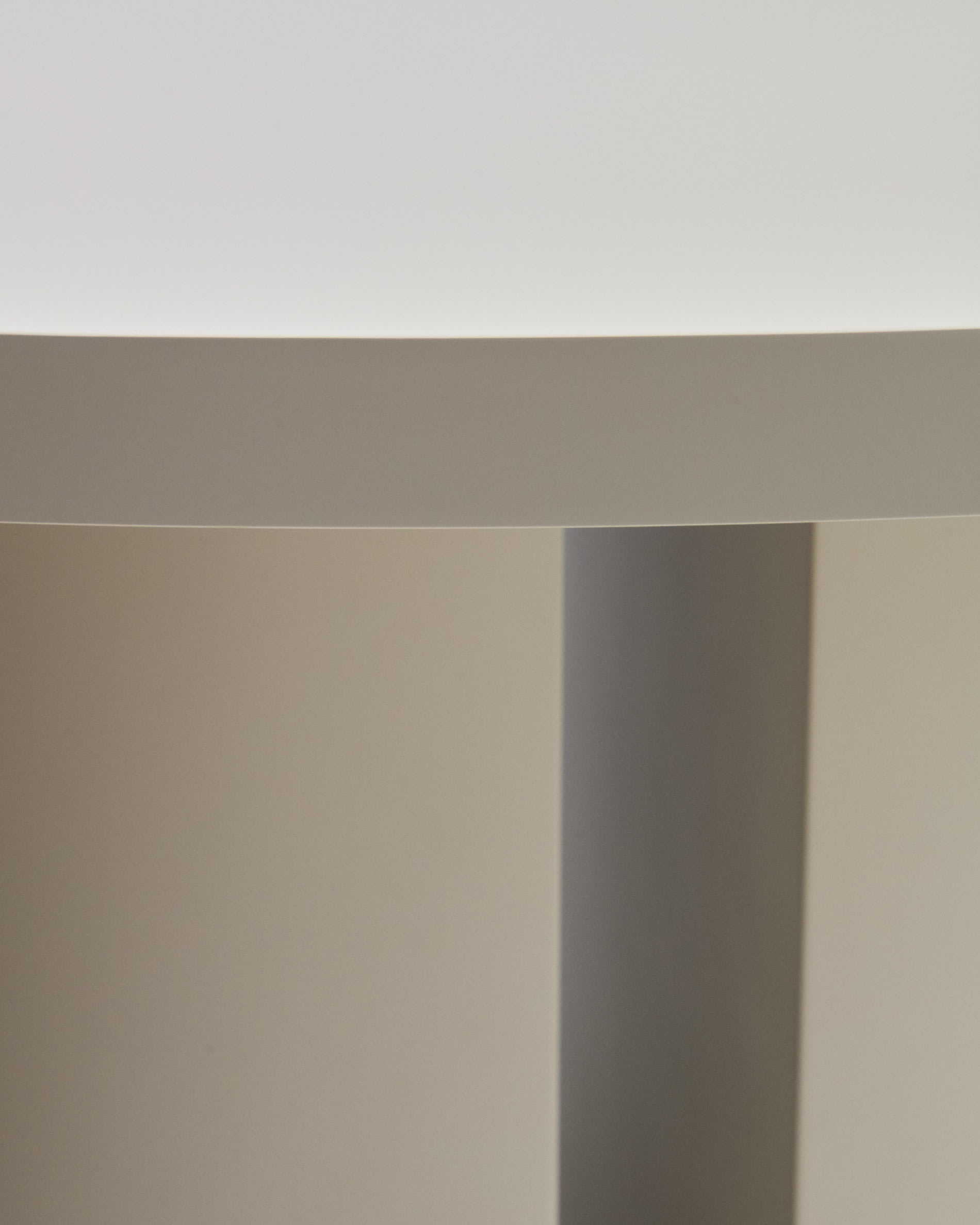Nealy round table in lacquered MDF in an ecru finish, Ø 120 cm