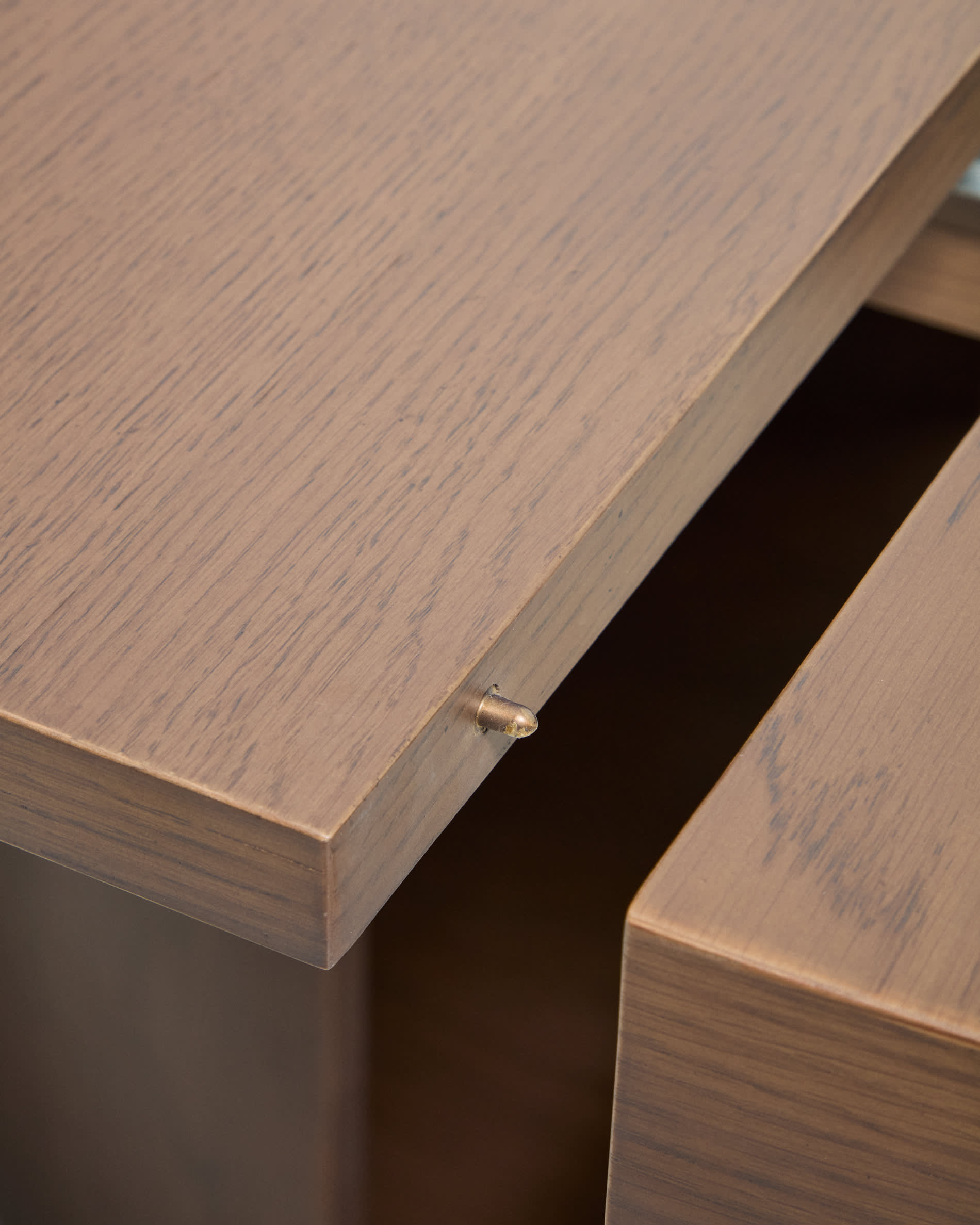 Artis extendable round table in solid wood and oak veneer with a walnut finish, FSC 100%, 150 (200) x 80 cm