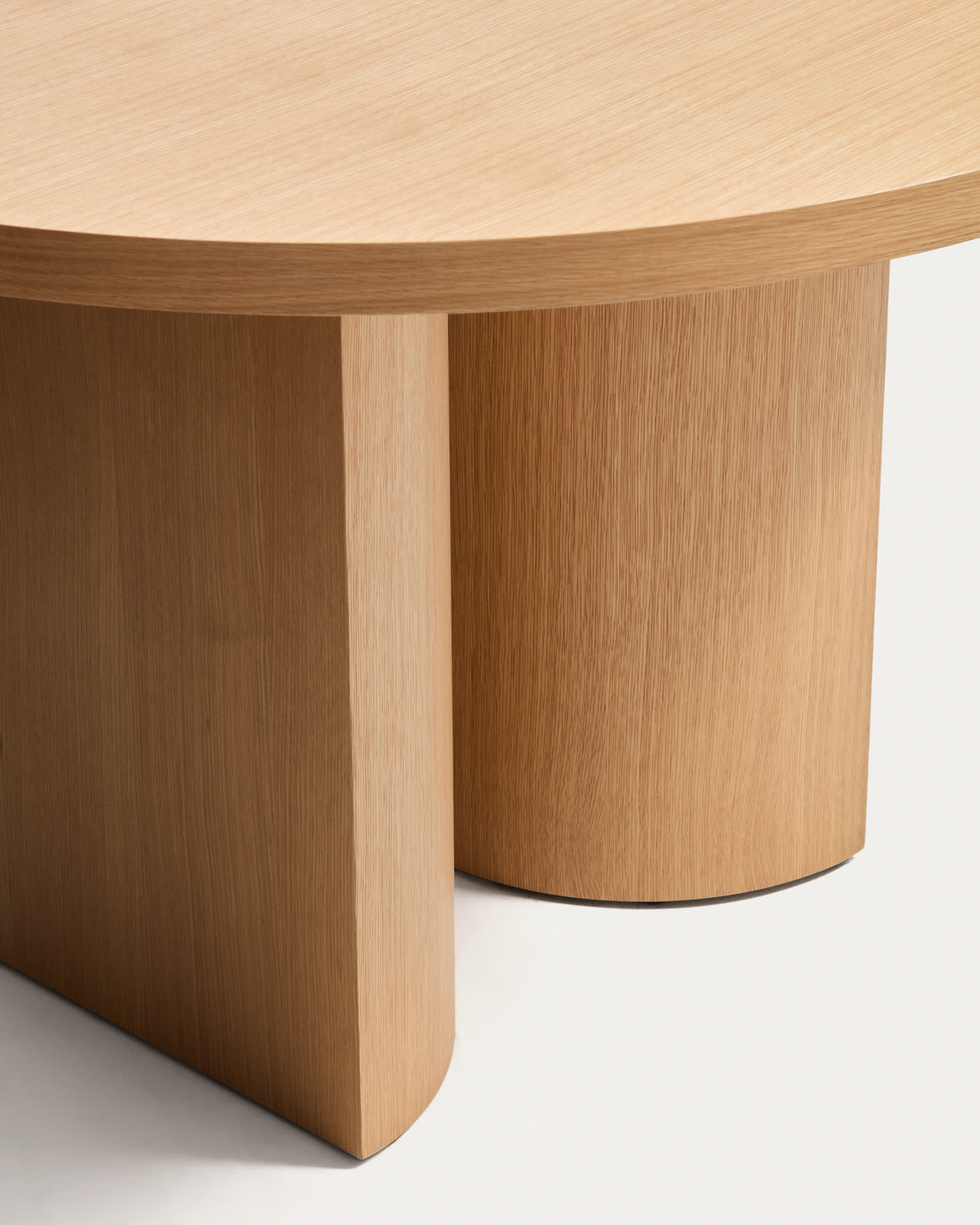 Nealy round table with an oak veneer in a natural finish, Ø 120 cm