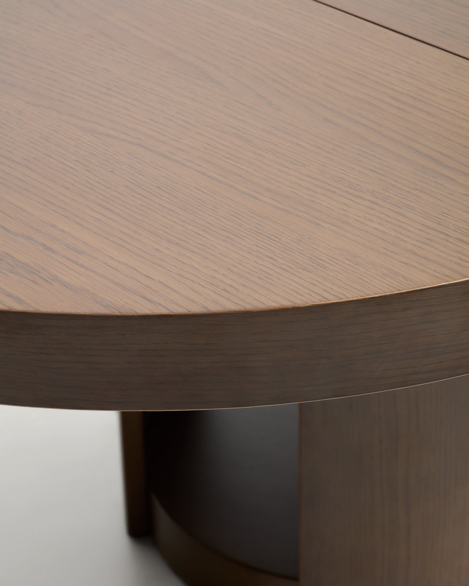 Artis extendable round table in solid wood and oak veneer with a walnut finish, FSC 100%, 120 (170) x 80 cm