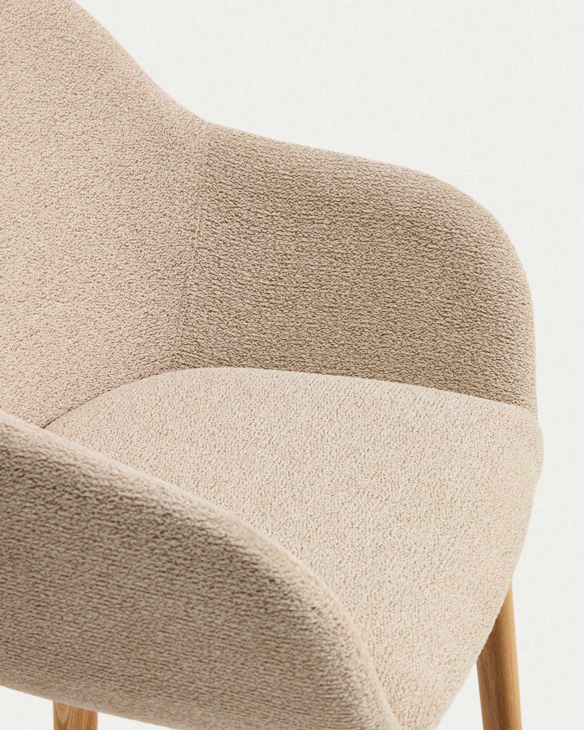 Meila chair with armrests in beige chenille with legs in solid ash wood with natural finish