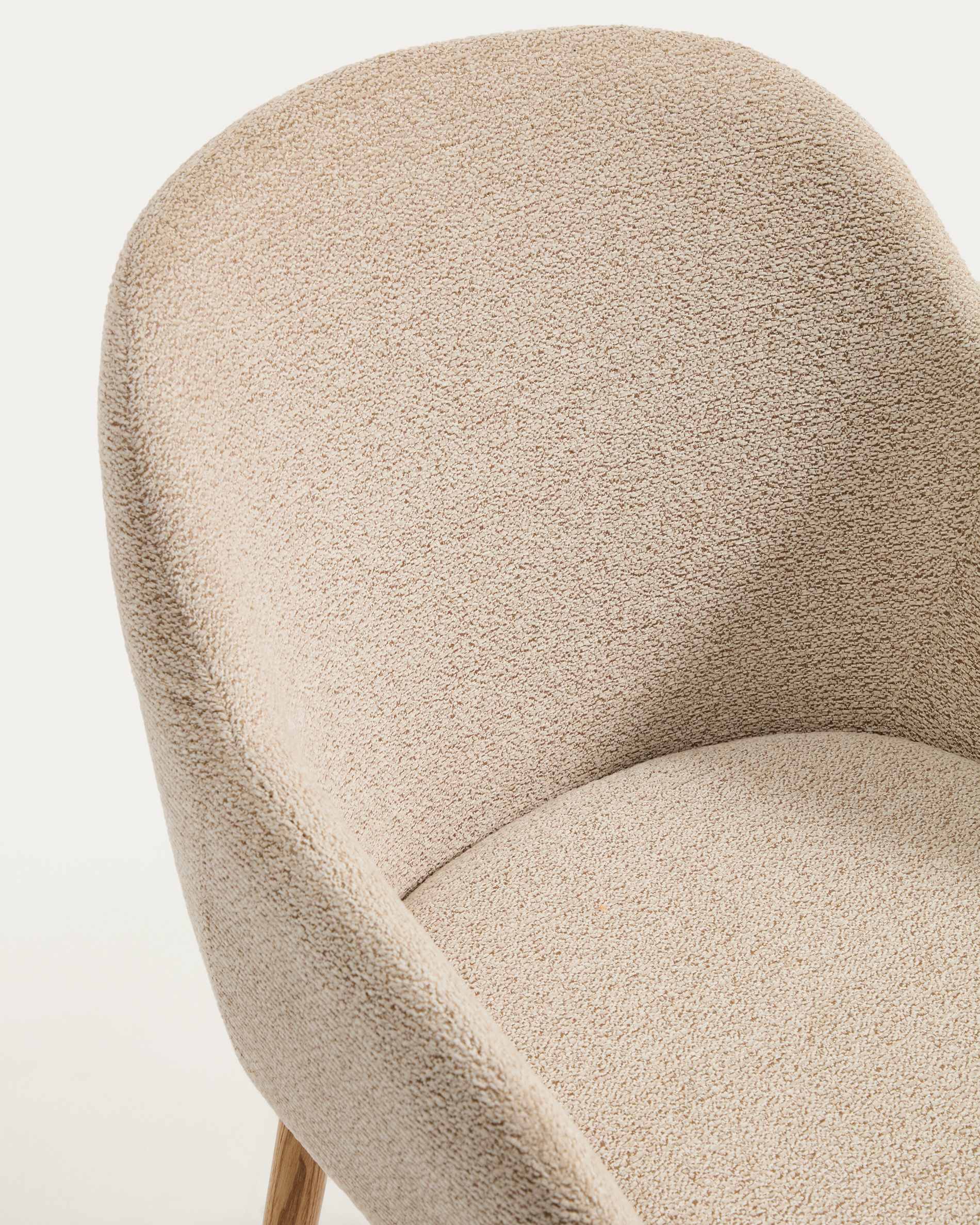 Meila chair with armrests in beige chenille with legs in solid ash wood with natural finish