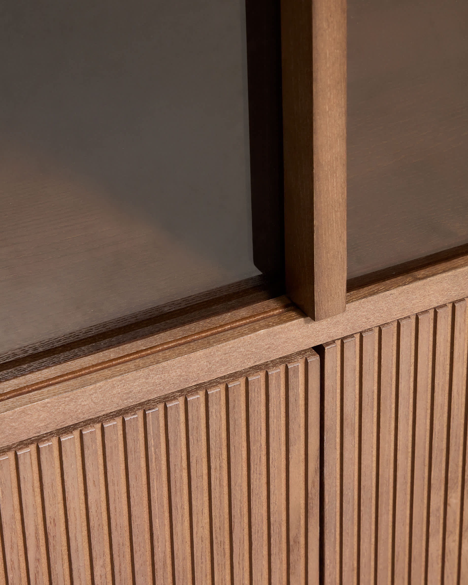 Helvine 4-door, 2-drawer display cabinet in ash veneer with walnut finish and tempered glass 100 x 174cm FSC 100%