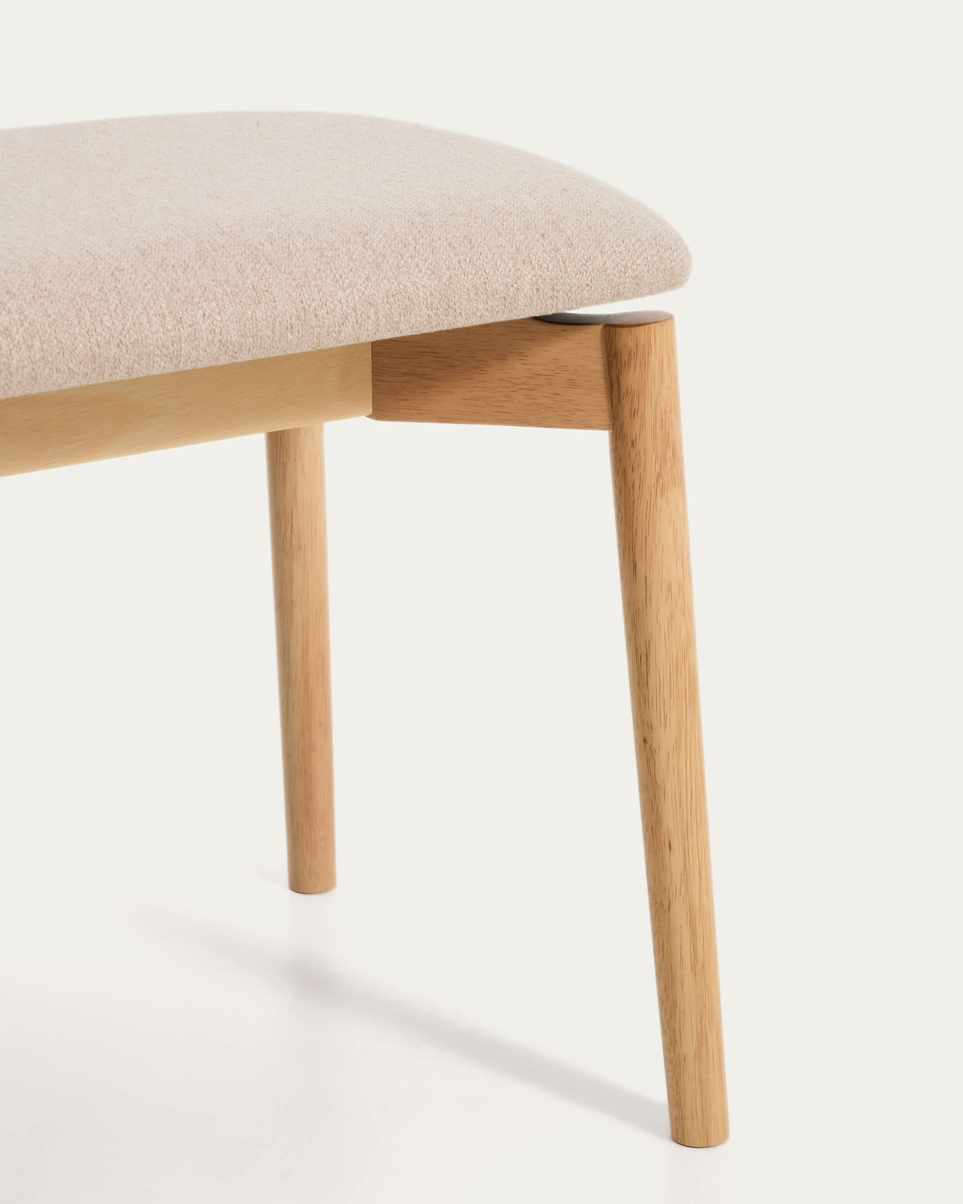 Evera bench in oak veneer with natural finish and beige chenille 122cm