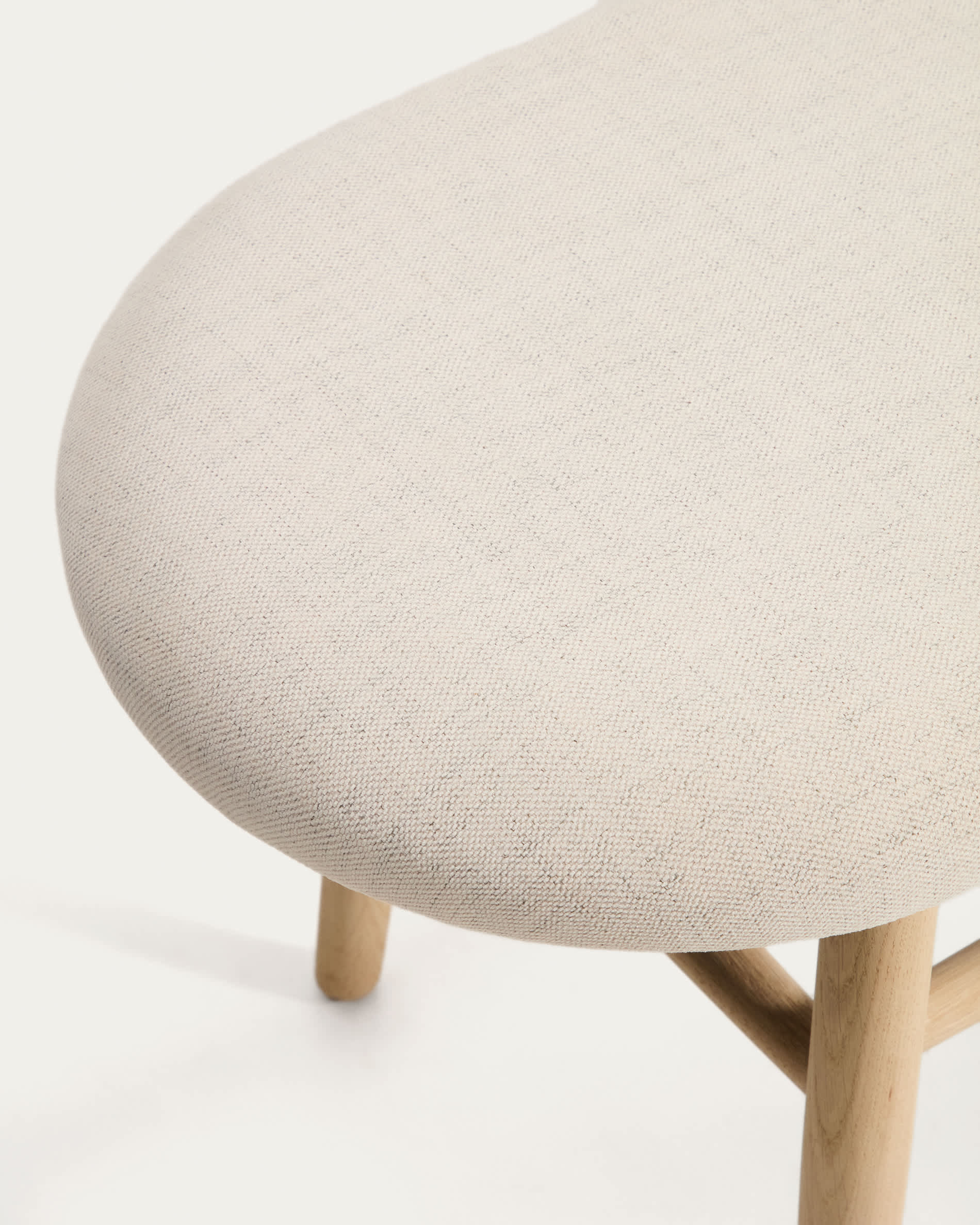 Helda bench in beige chenille and solid oak wood FSC Mix Credit 122 cm