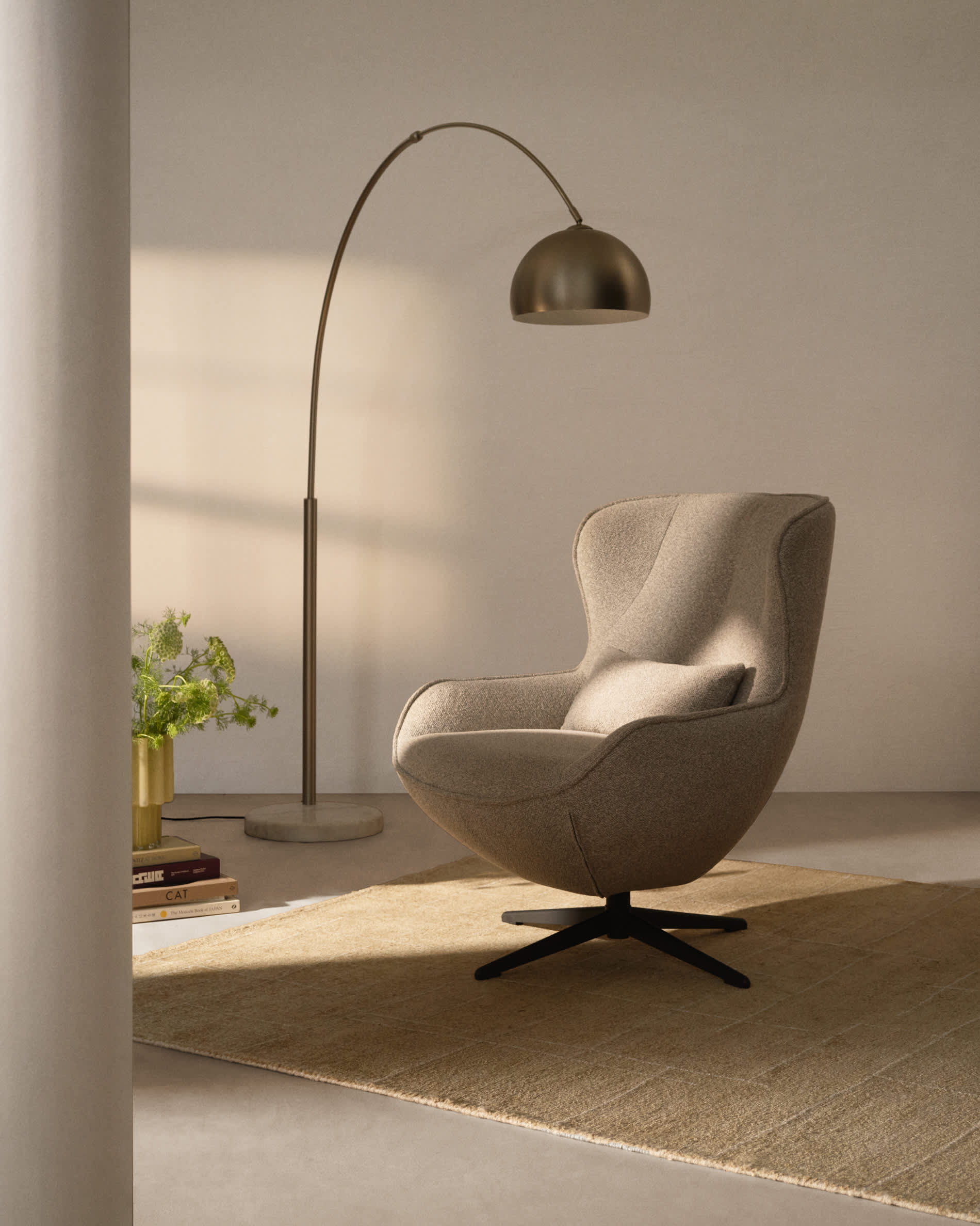 Sorile swivel armchair in beige chenille and steel with black finish FSC 100%