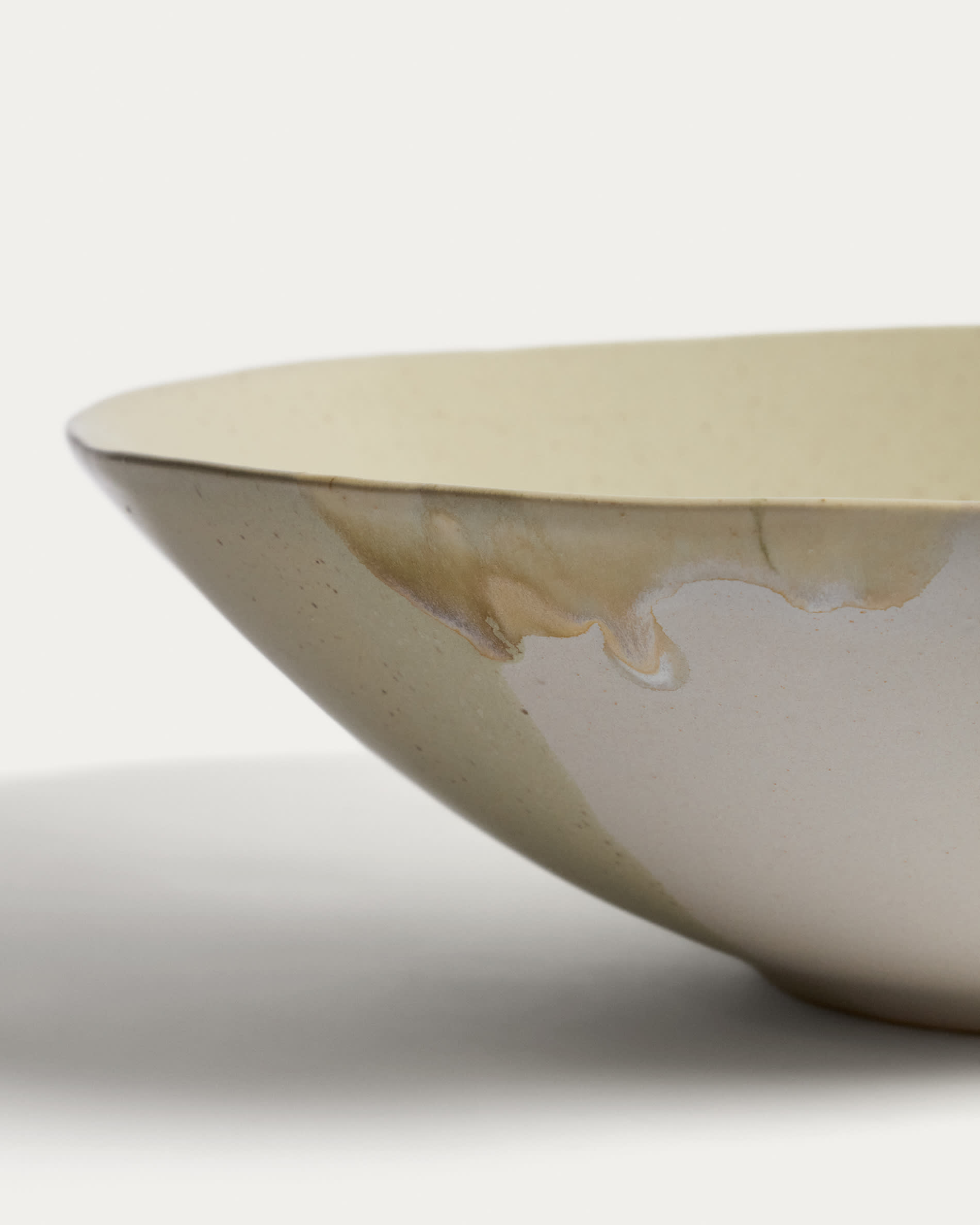 Arvela grey ceramic centrepiece