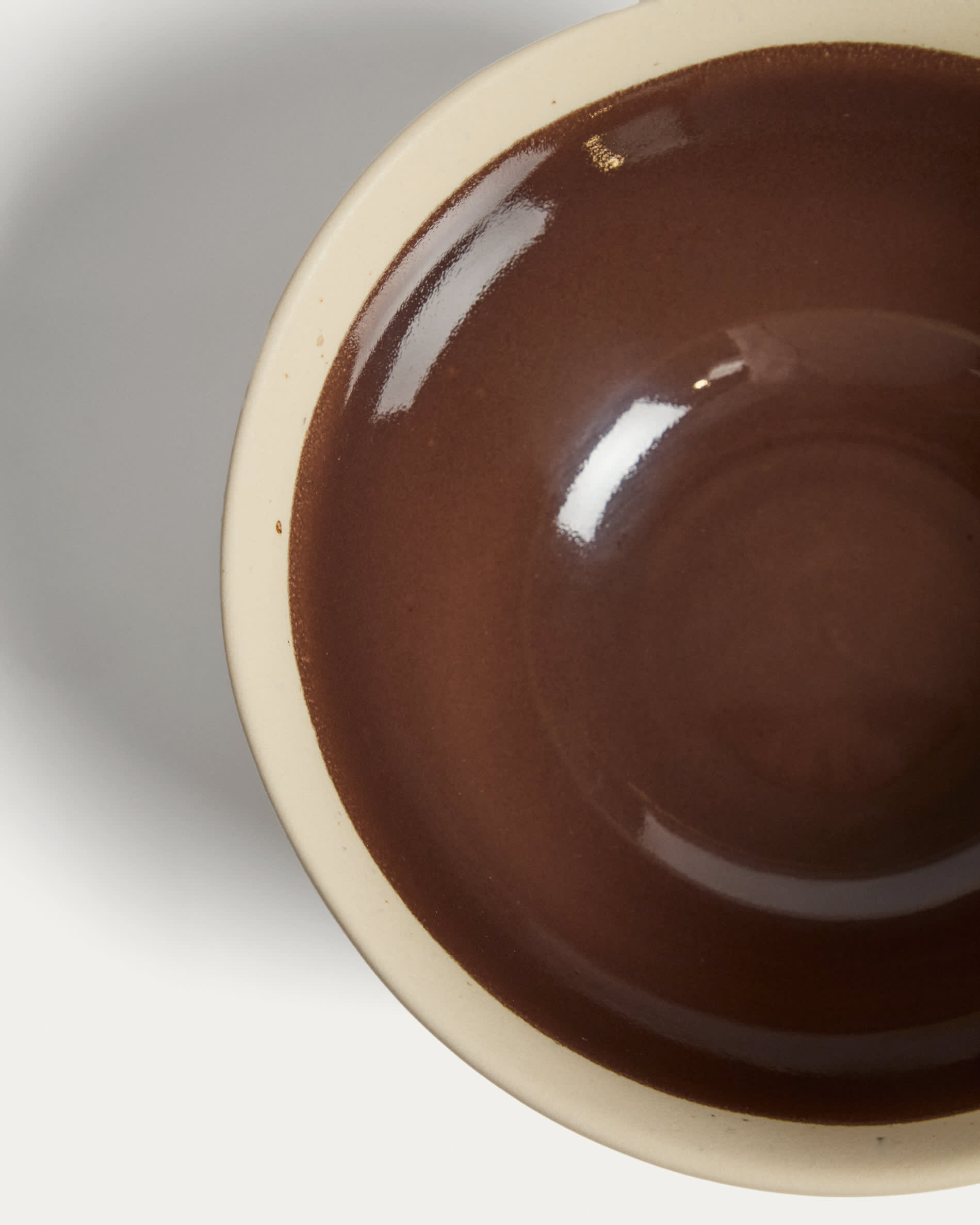 Nale beige ceramic bowl with brown bottom