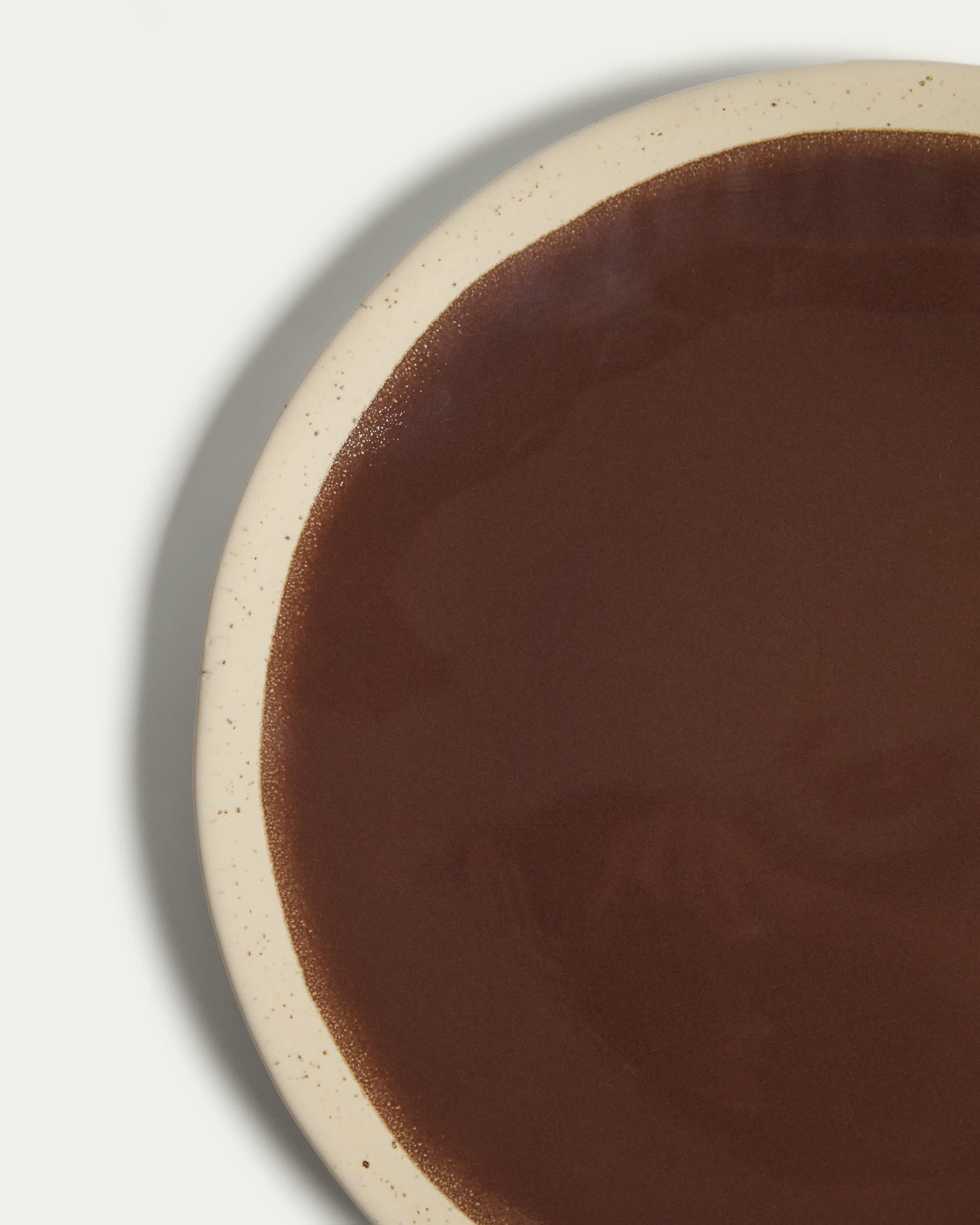 Nale beige ceramic plate with brown bottom