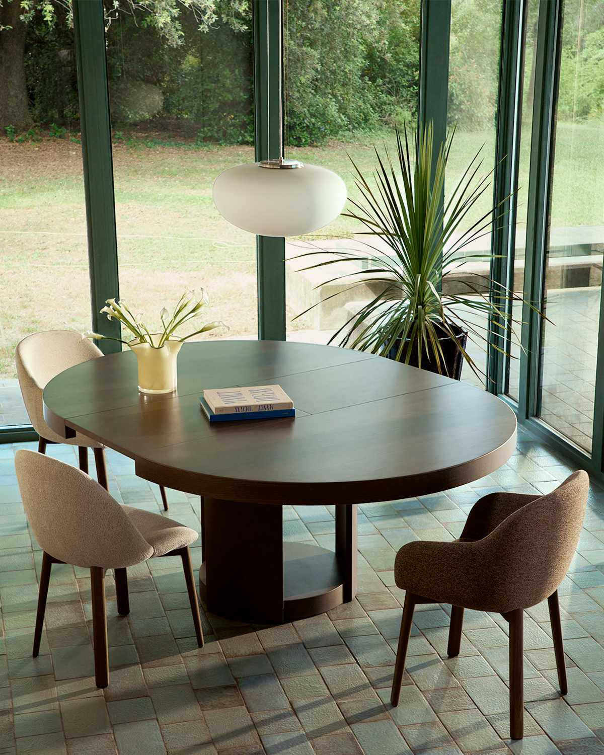 Artis extendable round table in solid wood and oak veneer with a walnut finish, FSC 100%, 150 (200) x 80 cm
