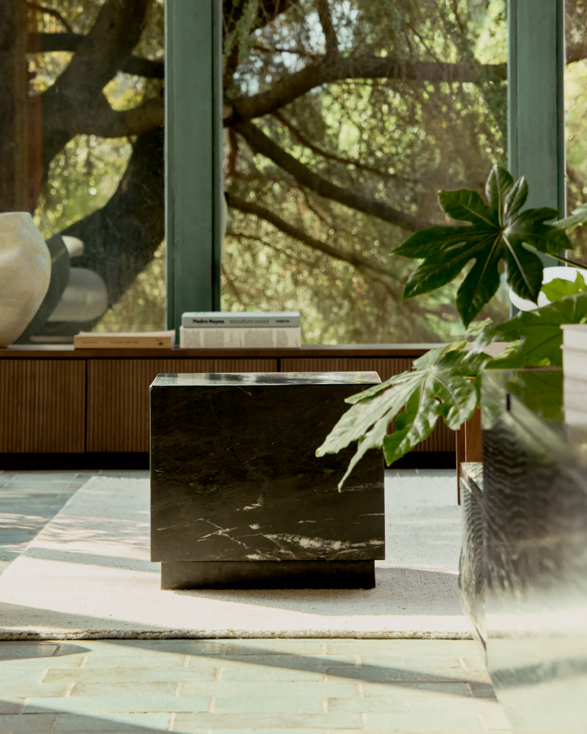 Sorein side table in black marble 40 x 40 cm