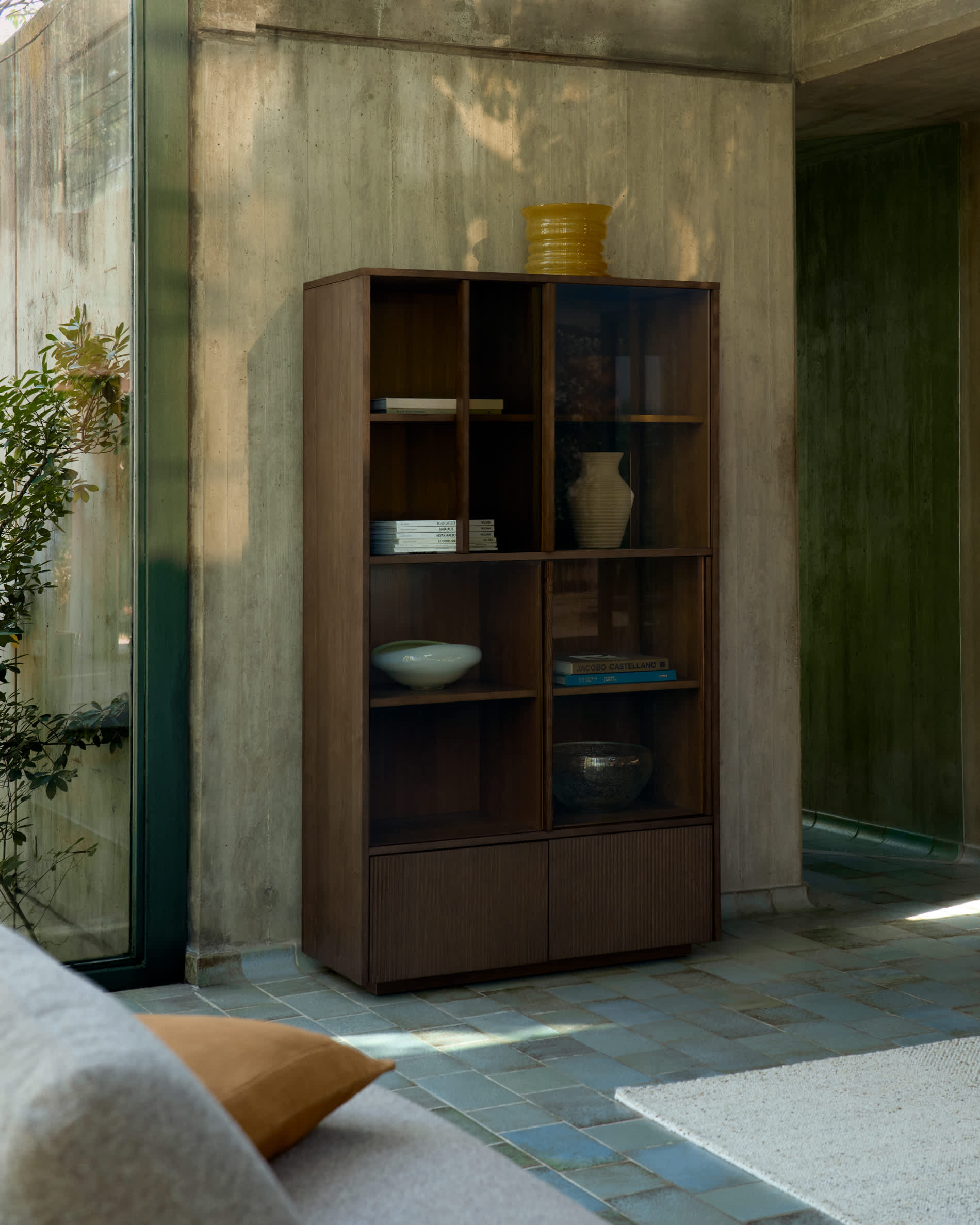 Helvine 4-door, 2-drawer display cabinet in ash veneer with walnut finish and tempered glass 100 x 174cm FSC 100%