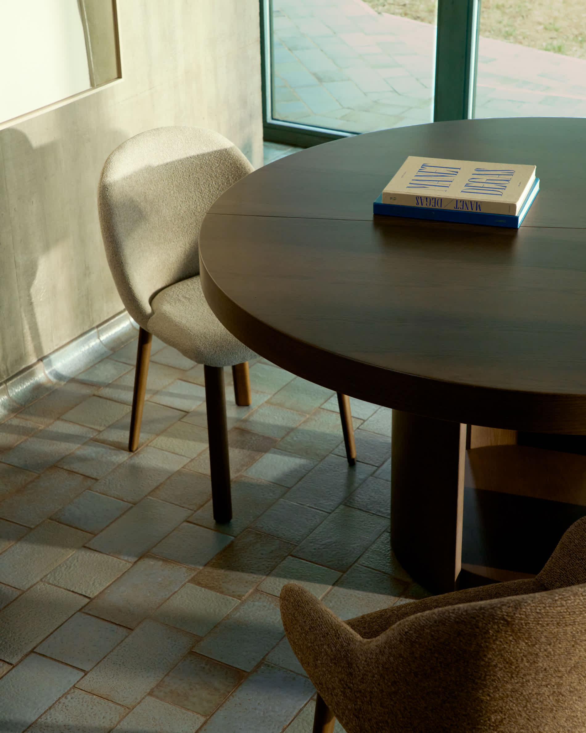 Artis extendable round table in solid wood and oak veneer with a walnut finish, FSC 100%, 120 (170) x 80 cm