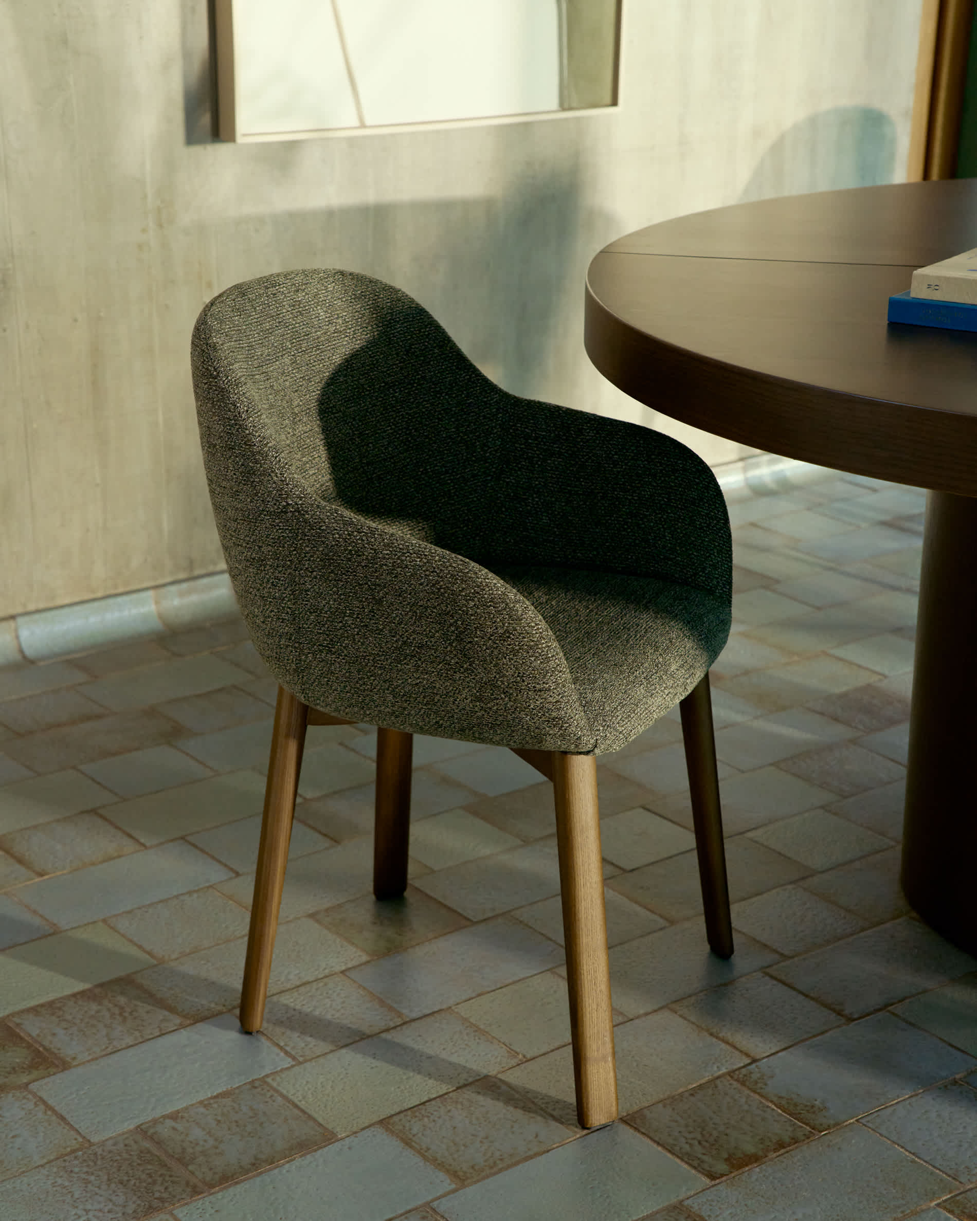 Meila chair with armrests in green chenille with legs in solid ash wood with walnut finish